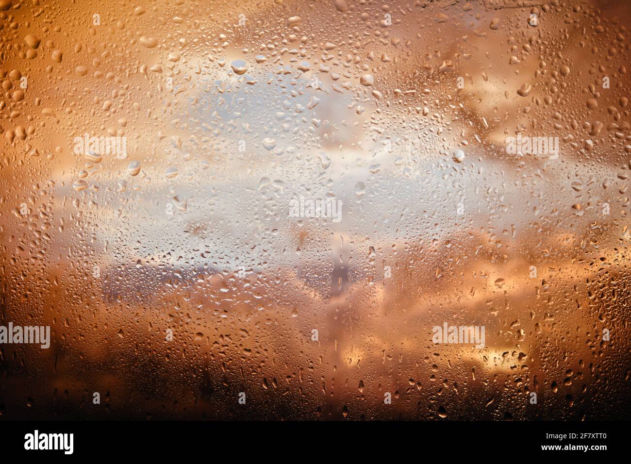 Mouiller le verre sur le fond des nuages après la pluie Banque D'Images