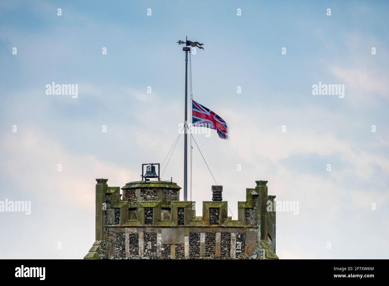 Drapeau de l'Union Jack volant à mi-mât en hommage au prince Philip, duc d'Édimbourg après sa mort Banque D'Images