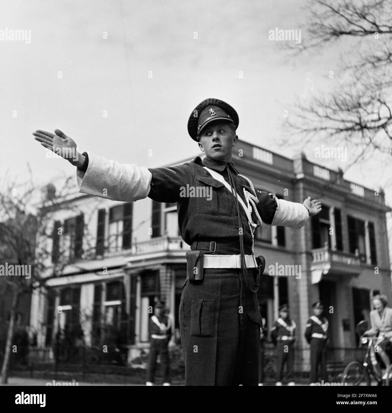 Un Marechaussee contrôle le trafic. Banque D'Images