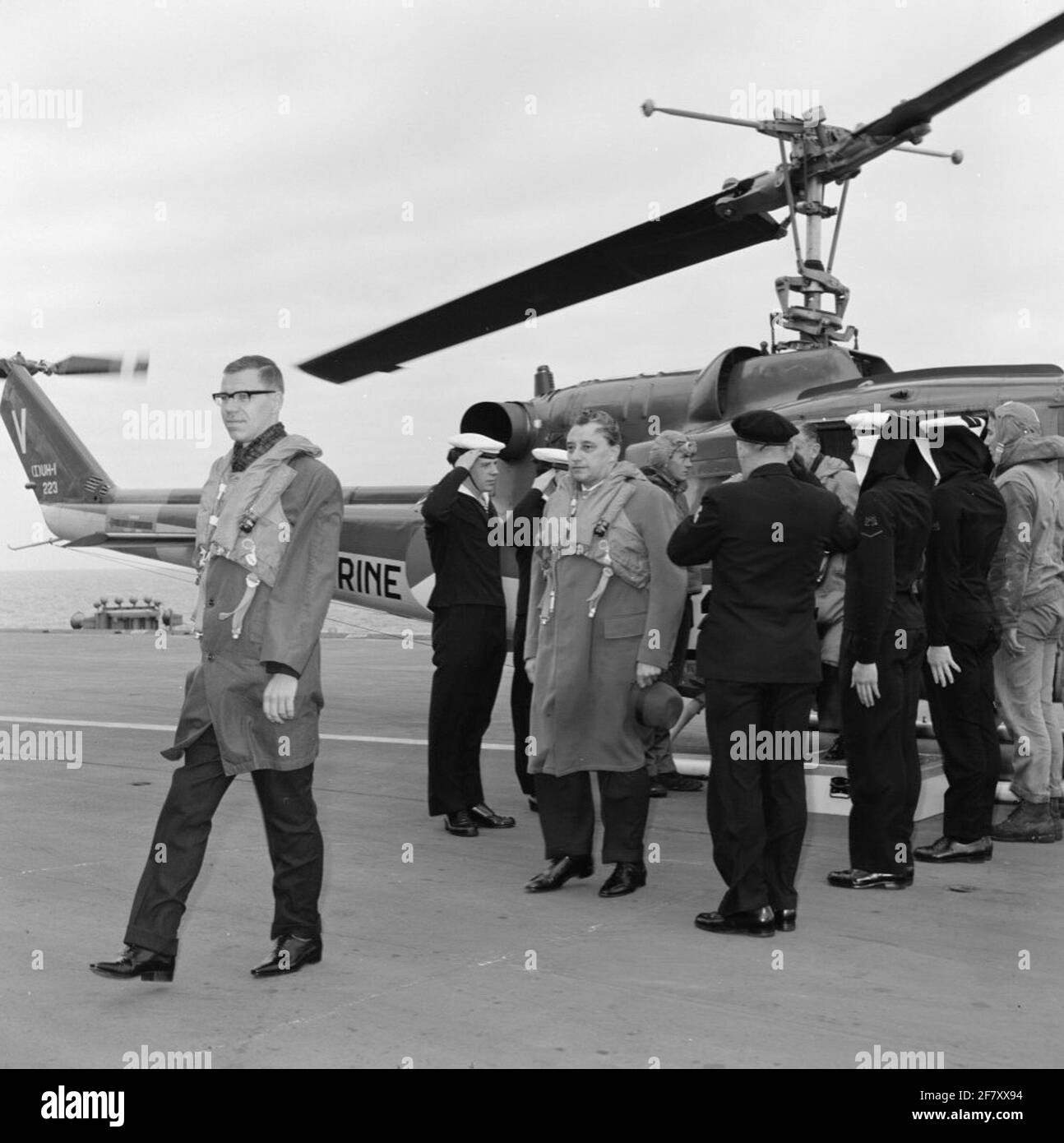 Le 19 septembre, le cabinet Marijnen (1963-1965) naviguera avec le camp de l'avion hr.ms. Karel doorman (R 81) Van Den Helder à Rotterdam. Avec un hélicoptère Agusta Bell, les clients arrivent à bord de doorman et ont les ministres Andriessen et Van Aartsen 4 Haldreepsgabes pour accueillir. Banque D'Images