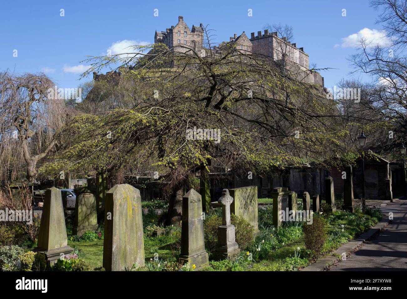 Château d'Édimbourg au printemps depuis le cimetière St Cuthbert Banque D'Images