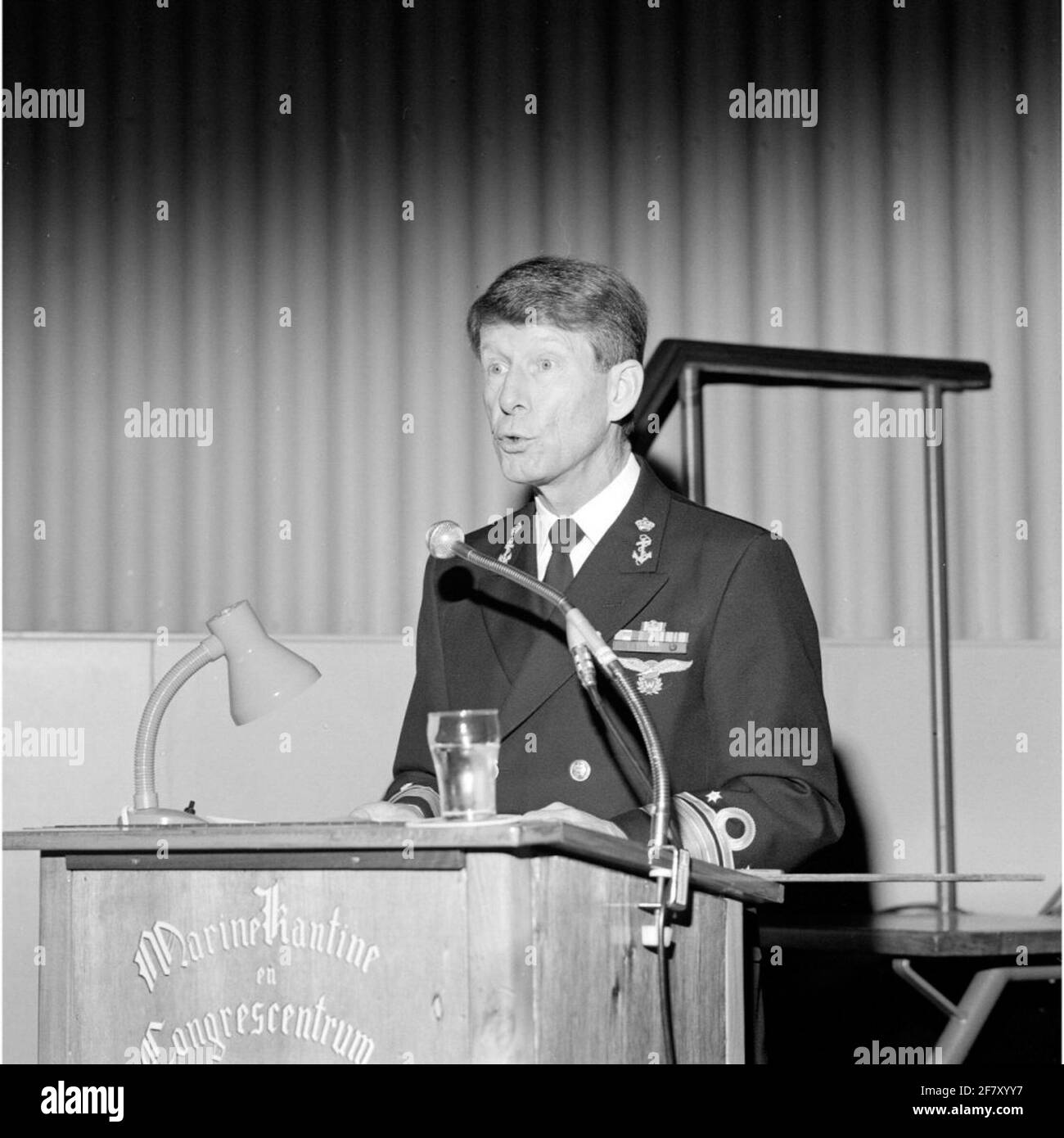 Discours du chef adjoint MarineStaf et officier du drapeau pour le service opérationnel (OD) schout-at-night R.C. Veenendaal (1937) lors de la Journée de la marine nationale de Koninklijke à Huize Peace à Den Helder en décembre 1989. Banque D'Images