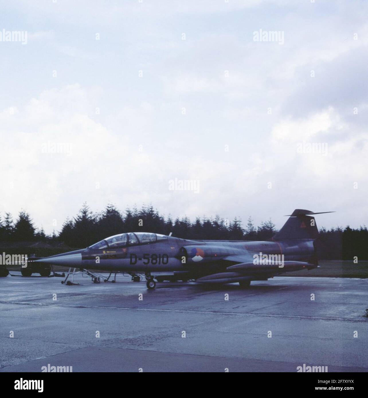 Le 21 novembre 1984, le tissu tombe pour le Lockheed F104G Starfighter de la Royal Netherlands Air Force. Le déclassement officiel a lieu à la base aérienne de Volkel. Sur la photo, un des cinq derniers appareils juste avant le départ pour le vol d'adieu. Banque D'Images