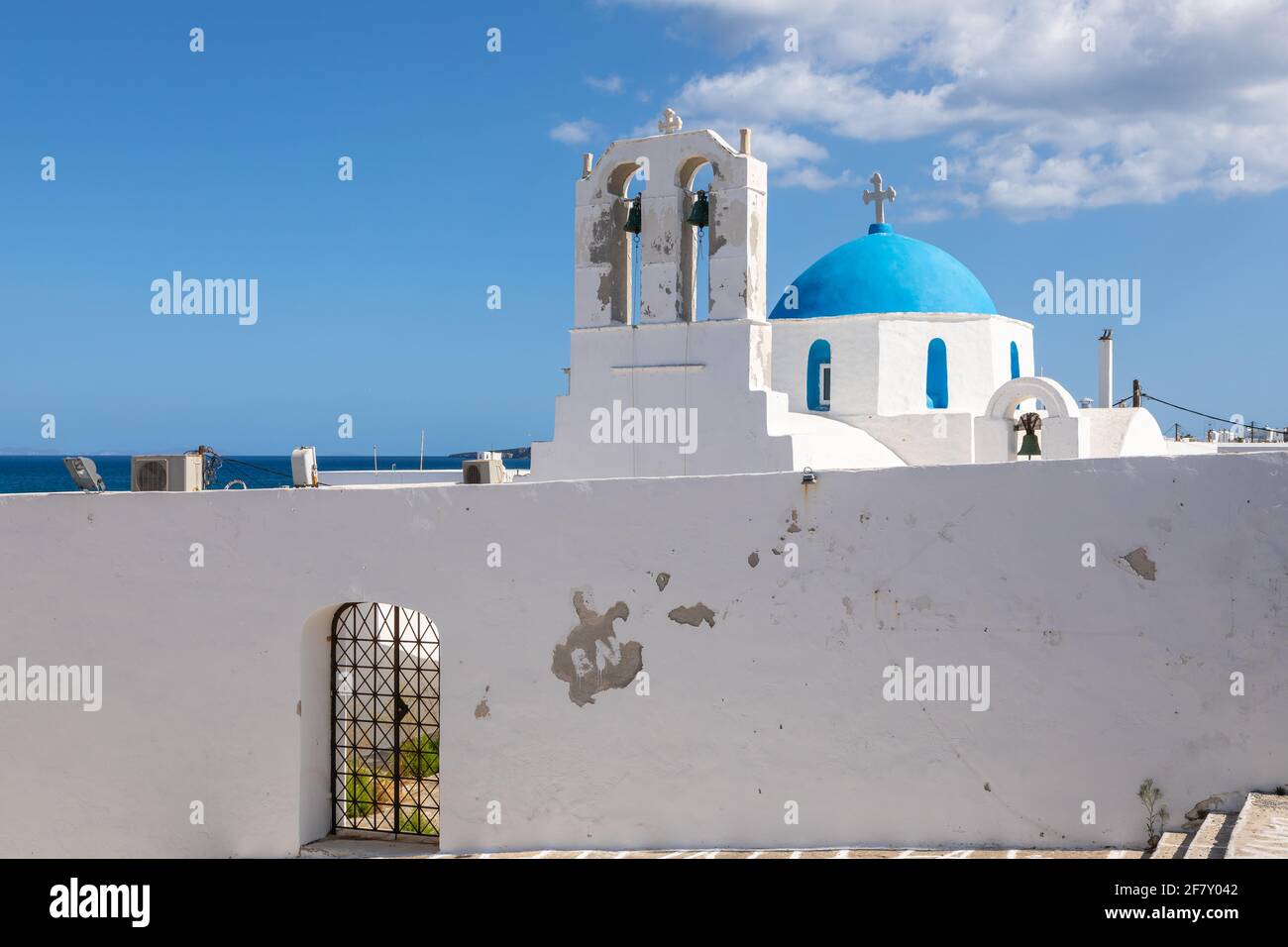 Vue sur l'église grecque orthodoxe. Bâtiment blanc traditionnel avec dôme bleu. Naousa, île de Paros, Grèce. Banque D'Images