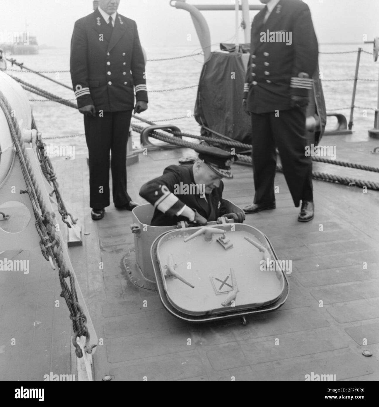 Vice-Admiraal A. de Booy, commandant des visites des travailleurs de la marine (probablement Mme Beemster (1953-1973). Fait partie de la série d'objets AVDKM 530352, 530353 et 530364. Banque D'Images
