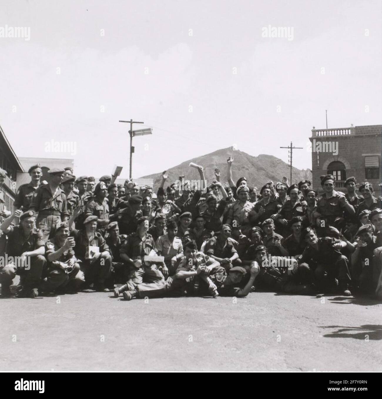 Photo de groupe des soldats du NDVN et des soldats français, sur le chemin de l'Indo-Chine. Légende originale: Volontaires français du 'Pasteur', sur le chemin de l'Indo-Chine, fraternly avec les Hollandais - à la Corée. Banque D'Images