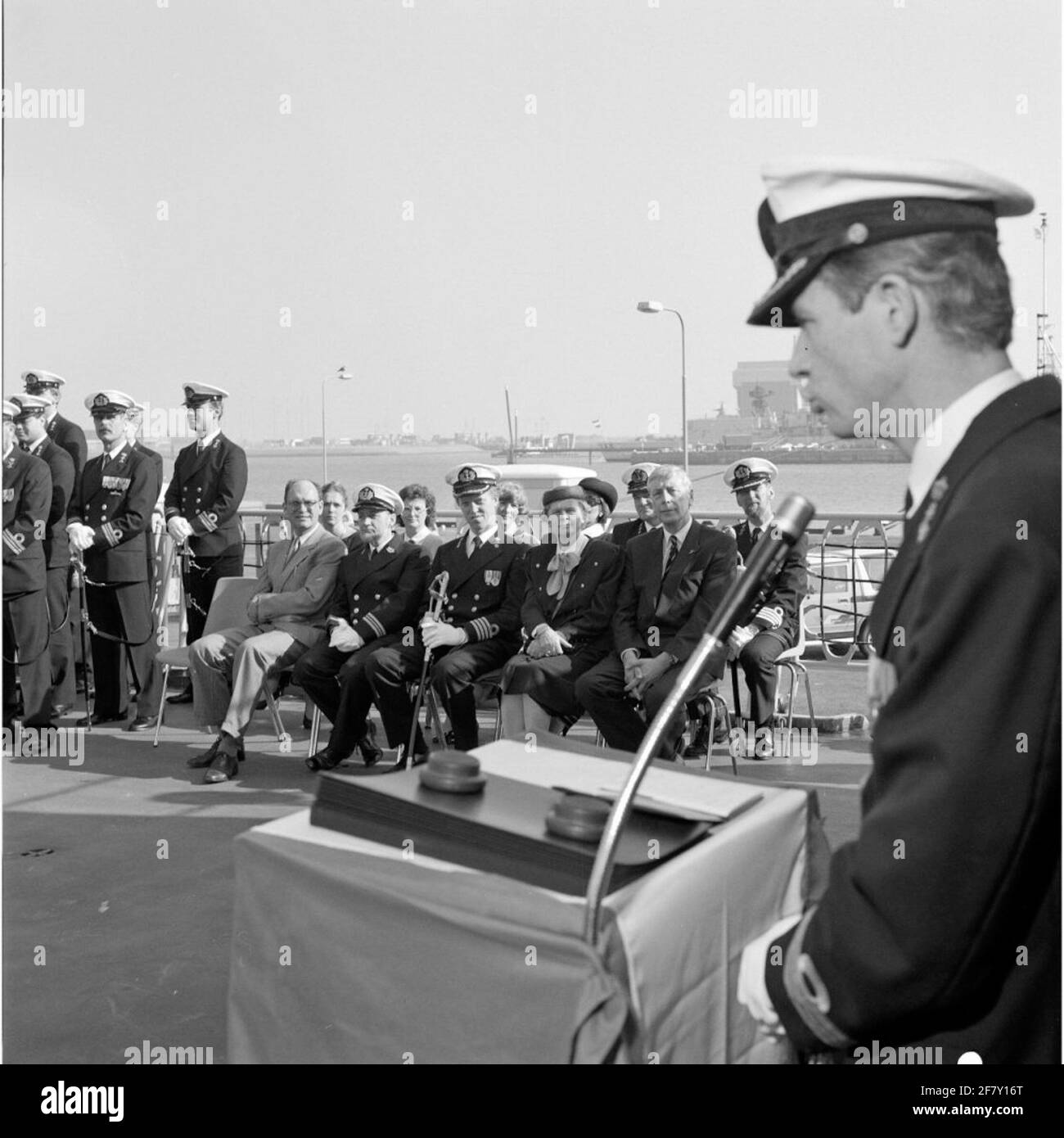 Auditoire du transfert de commandement en mars 1990 de la S-Fregat HR.Mme Jan van Brakel (1983-2001). Le commandant de séparation Capitaine-Lieutenant-Ter-Zee W.J.E. Van Rijn (1946) est derrière la Katheder. Les auditeurs assis sont: Kapitein-Ter-Sea, à droite t.l.c. Oomen (1942), deuxième du très ancien ministre de la Défense, M. P.B.R. De Geus (1929-2004), troisième à partir de la droite KTZ J.R. Les jeunes, septième de la droite KTZ ir. F.J. Schull à Peursum (1945) et neuvième de la première classe DS de Lieutenant-Ter-Sea. J. Moens (1944). Banque D'Images