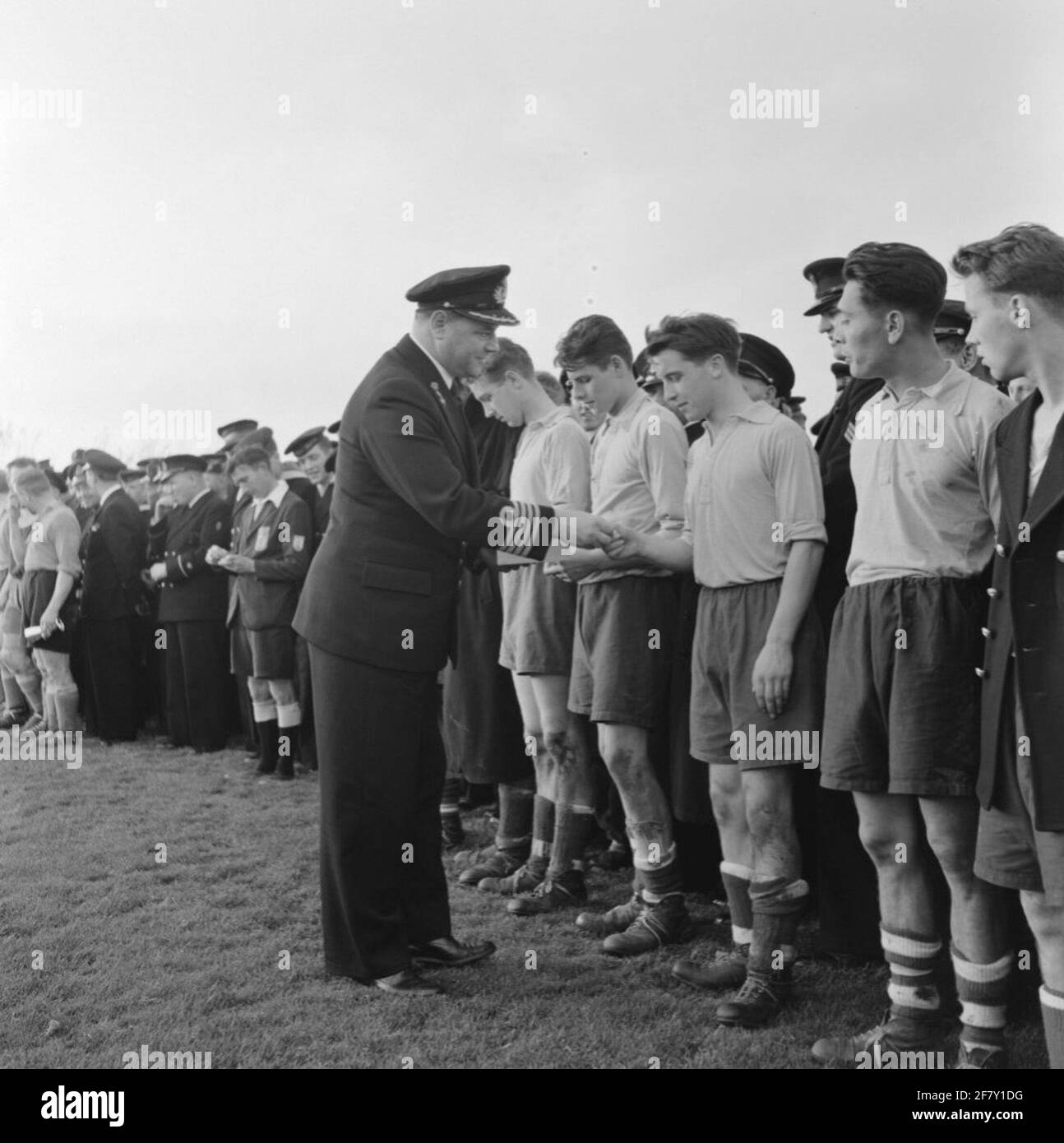 Match de football entre les équipes maritimes belges et néerlandaises. Fait partie de la série d'objets AVDKM 54757 à 54765 Banque D'Images