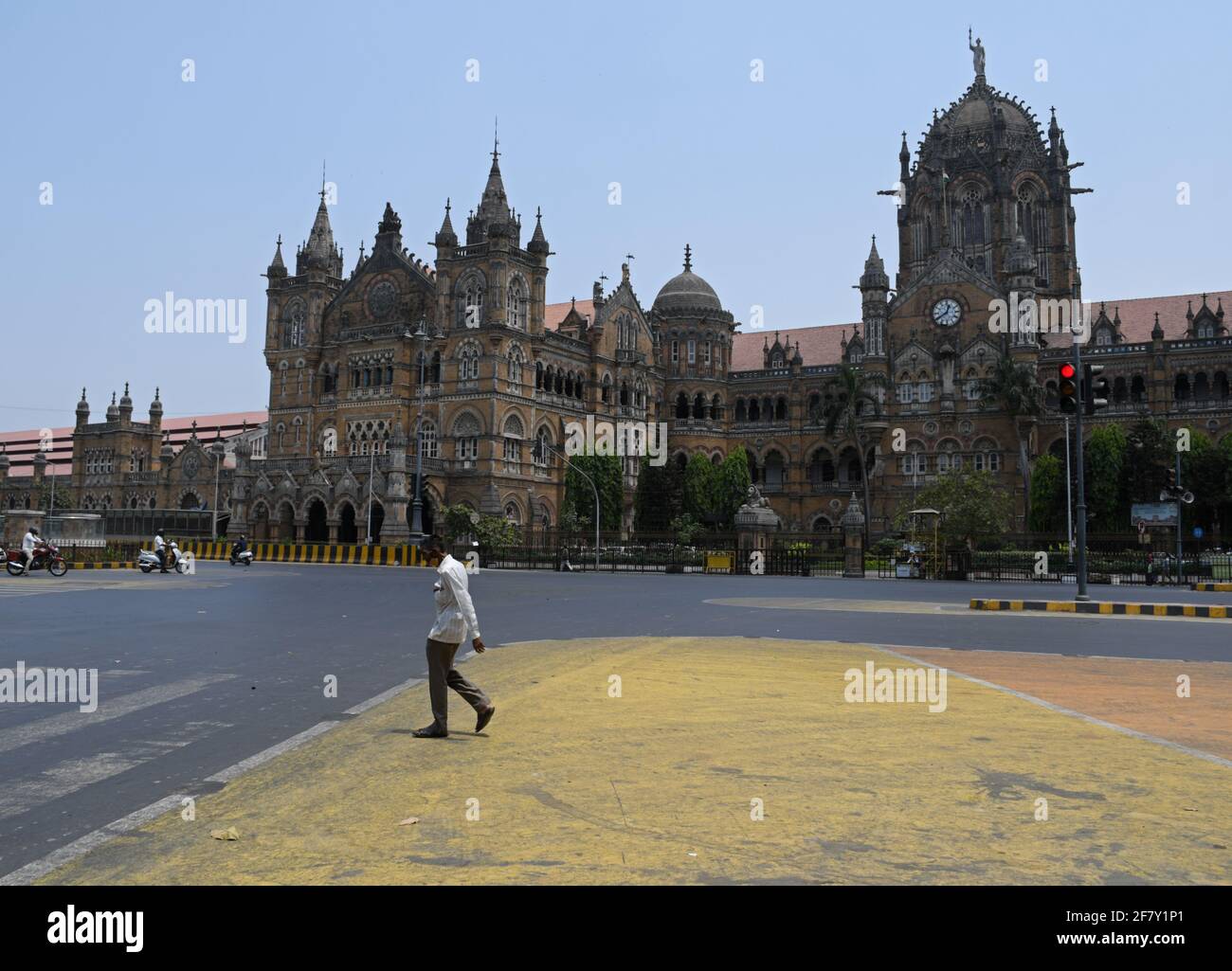 Mumbai, Inde. 10 avril 2021. Un homme marche sur la route près de Chhatrapati Shivaji Maharaj Terminus (CSMT) pendant un lockdown de weeknd.Mumbai observe un verrouillage de week-end du vendredi 20h au lundi 7h au milieu de la propagation de la maladie du virus corona. (Photo par Ashish Vaishnav/SOPA Images/Sipa USA) crédit: SIPA USA/Alay Live News Banque D'Images