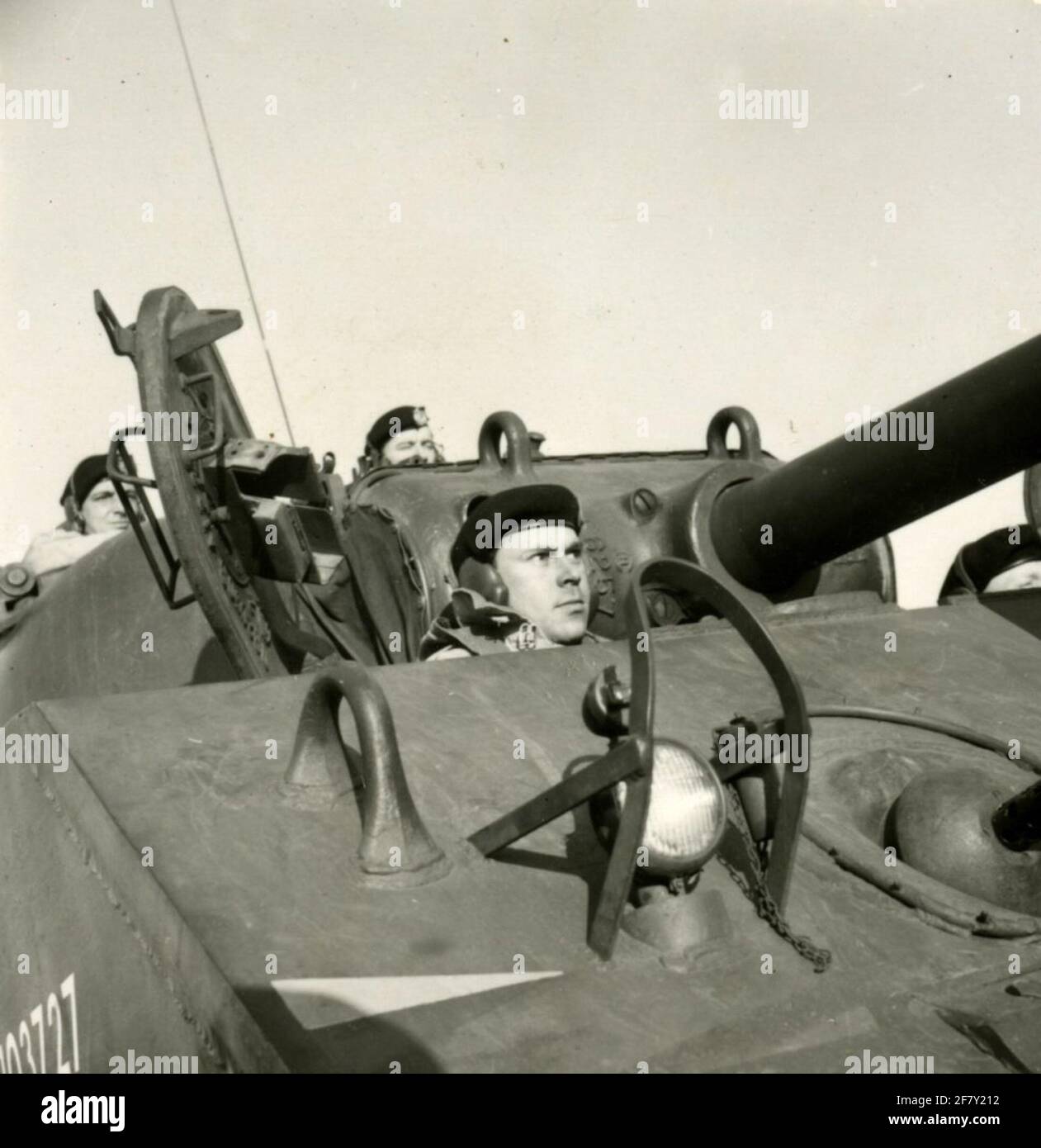 Quatre hussars dans un réservoir Sherman M4A3, armés d'un HOUWITSER de 105 mm. Banque D'Images