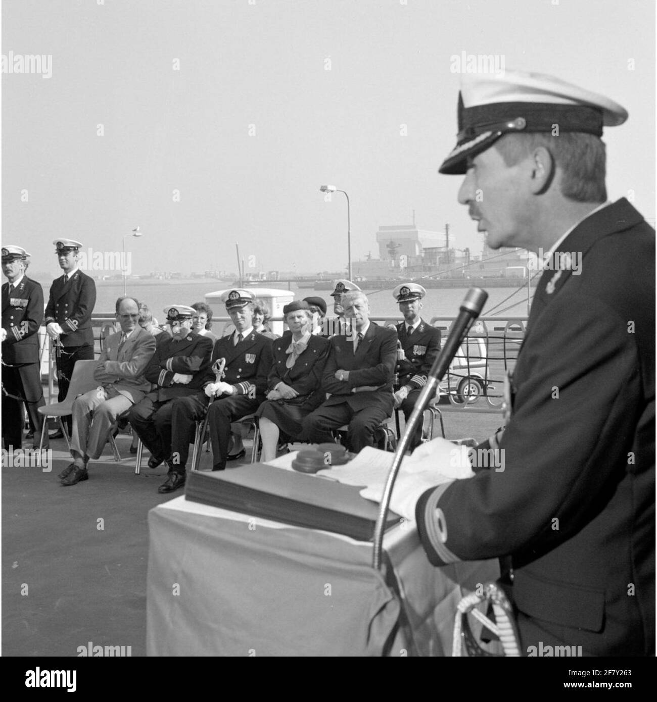 Auditoire du transfert de commandement en mars 1990 de la S-Fregat HR.Mme Jan van Brakel (1983-2001). Le commandant de séparation Capitaine-Lieutenant-Ter-Zee W.J.E. Van Rijn (1946) est derrière la Katheder. Les auditeurs assis sont: Kapitein-Ter-Sea, à droite t.l.c. Oomen (1942), deuxième du très ancien ministre de la Défense, M. P.B.R. De Geus (1929-2004), troisième à partir de la droite KTZ J.R. Les jeunes, septième de la droite KTZ ir. F.J. Schull à Peursum (1945) et neuvième de la première classe DS de Lieutenant-Ter-Sea. J. Moens (1944). Banque D'Images