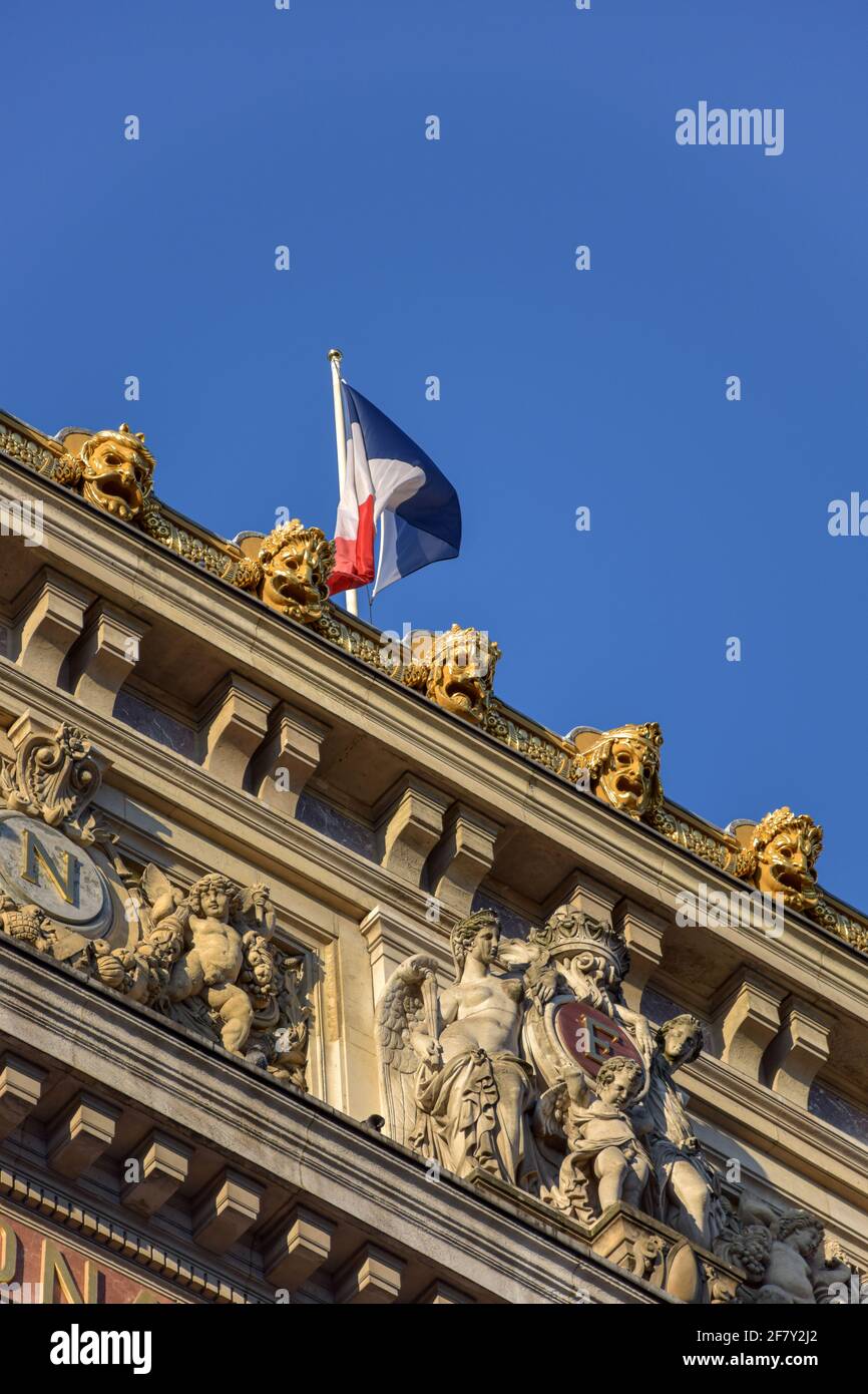 Drapeau français survolant l'Opéra de Paris, Palais Garnier, place de l'Opéra, Paris, France Banque D'Images
