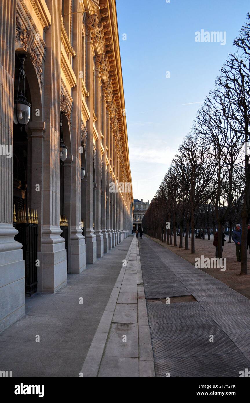 Coucher de soleil sur la façade des bâtiments bordant le jardin du Palais-Royal, Paris, France Banque D'Images