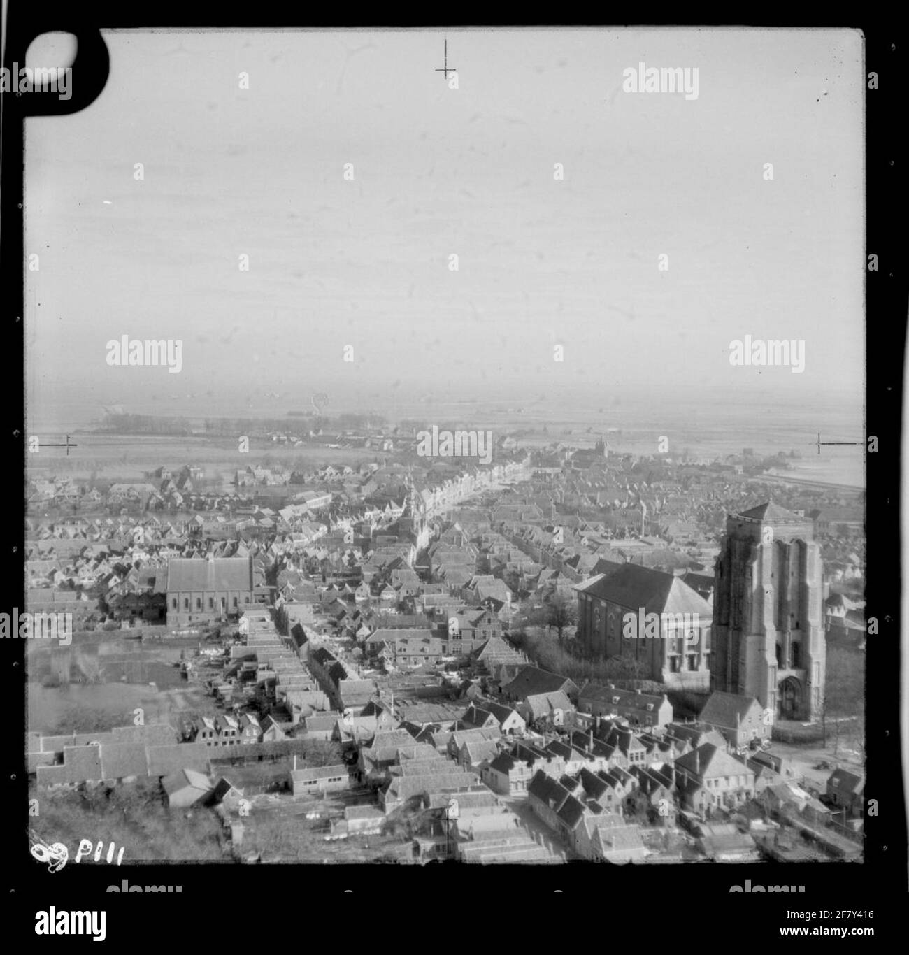 Pénurie d'eau 1953. Vue aérienne de Zierikzee avec un aperçu de la zone touchée par la catastrophe. La nouvelle église et le Sint-Lievenmonstoren (tour épaisse). Banque D'Images