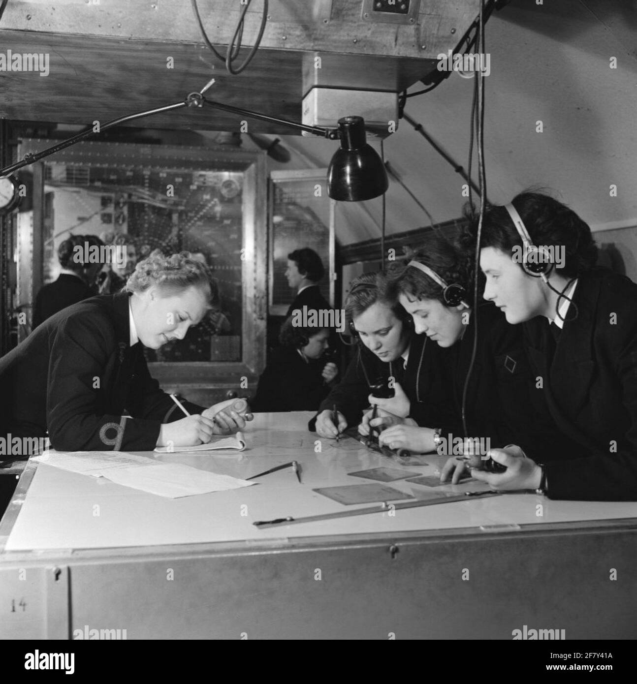 Photo impression de la formation à la trame radio-dépositionpoiler (formation RAP) à l'école d'information de combat de navigation (NAVGIS) à Den Helder. Également appelé Radar distance Speecher Plotter Training (RAP-P). Le soi-disant parasol, où les informations des itinéraires à suivre (navires à suivre) ont été construites pour l'information de bénéfice et de tracer des leçons. Fait partie de la série d'objets AVDKM 540117 à 540127 et 540133. Banque D'Images