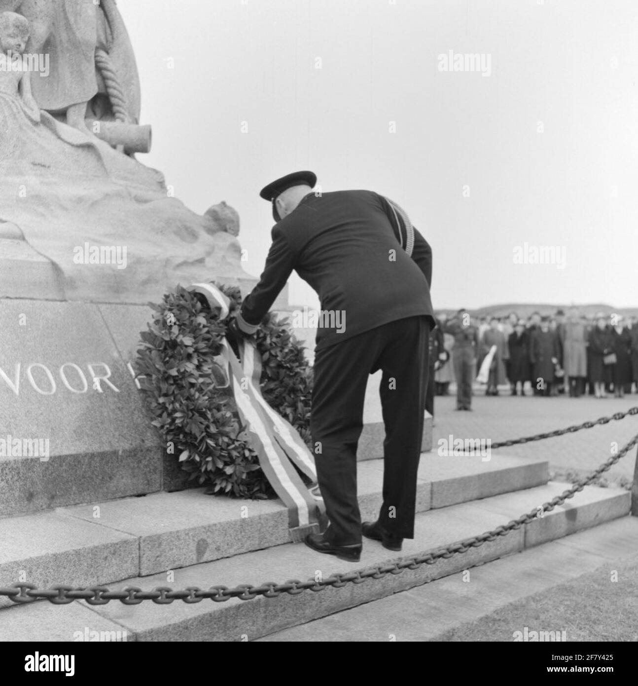 Moment photo des couronnes annuelles au monument « pour ceux qui sont tombés » à Den Helder le 4 mai 1954. Un vice-amiral dépose une couronne au nom du couple royal. Fait partie de la série d'objets AVDKM 540168 à 540177. Banque D'Images