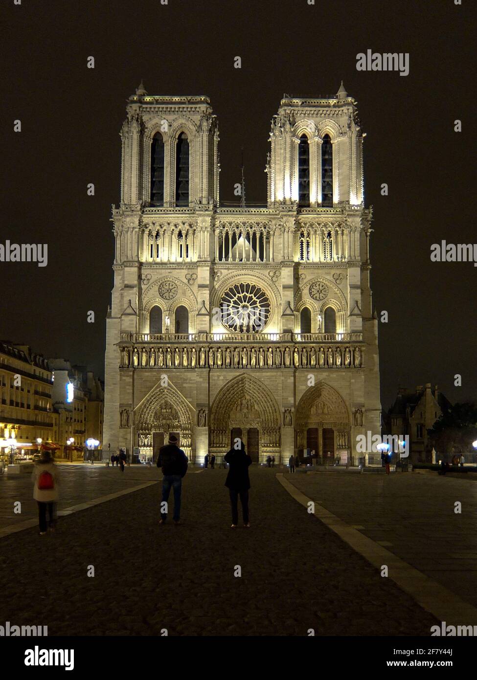 Cathédrale notre-Dame de nuit, Paris, France Banque D'Images