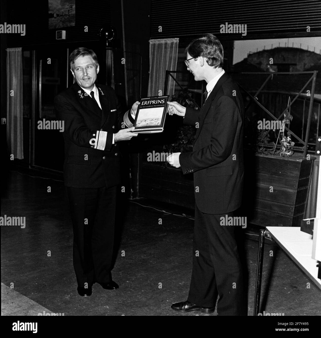 Présentation au directeur de Matrisial KM, schut-night du service de génie électrique ir. C.R. Van den Berg par le chef du département d'histoire maritime du Marinestrand, Drs. G.J.A. Raven, de la première copie de la partie héritage, écrit par M. F.M. Van Elderen, de la série contribue à l'histoire navale néerlandaise. Banque D'Images