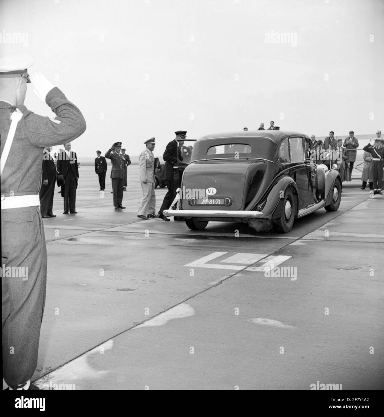 Après une visite aux pays-Bas, le roi Baudouin part de la Belgique de la base aérienne d'Ypenburg pour revenir dans son pays avec l'avion du gouvernement néerlandais, le Douglas DC-3 Dakota, pH-PBA. Il est fait par H.M. Koningin Juliana et le prince Bernhard et d'autres dignitaires. 10 juillet 1959. Banque D'Images