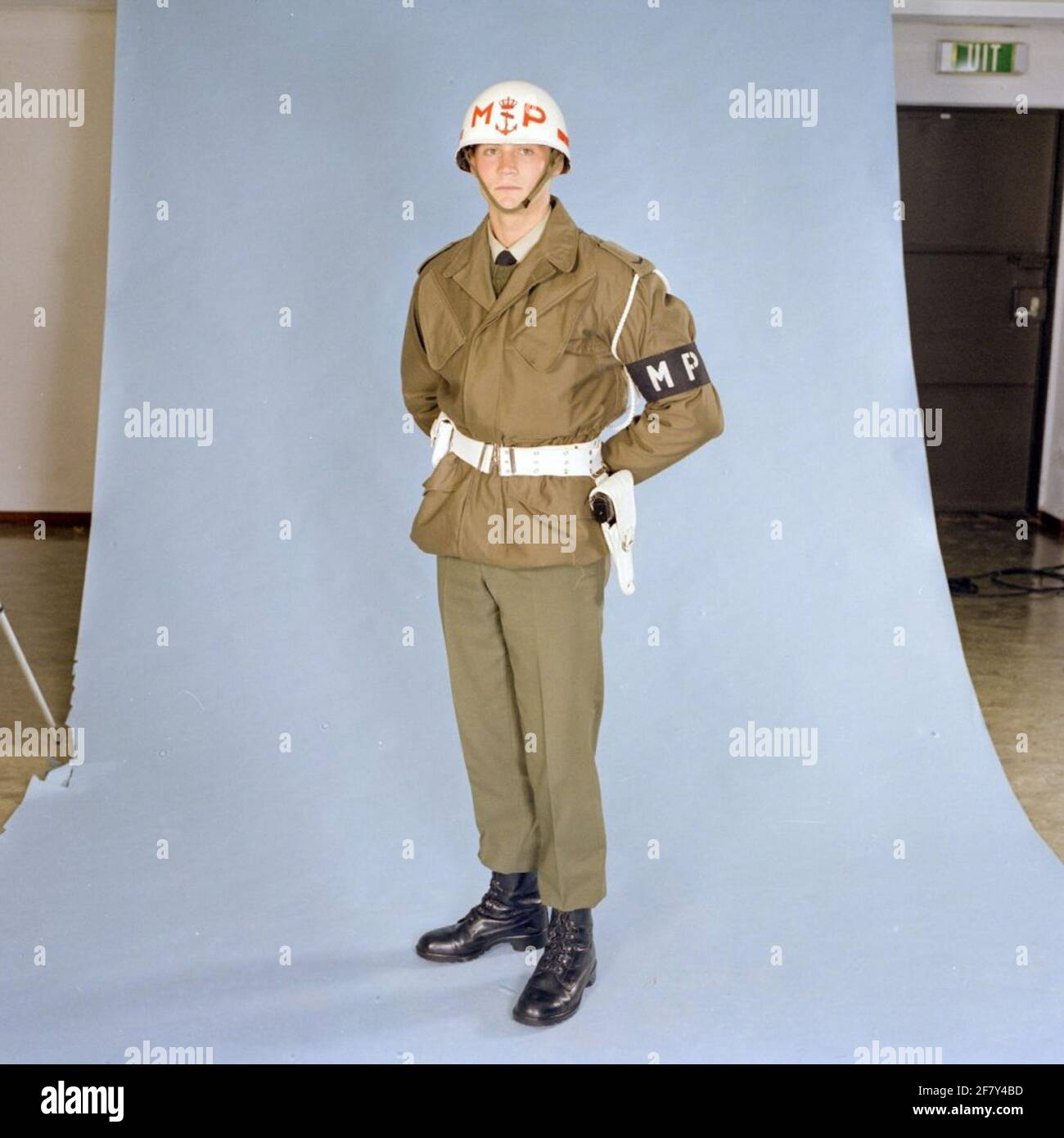 Marine de la première classe du corps des Mariniers de la Marine royale (KM) dans l'uniforme de police militaire (MP) avec veste courte (1989). Banque D'Images