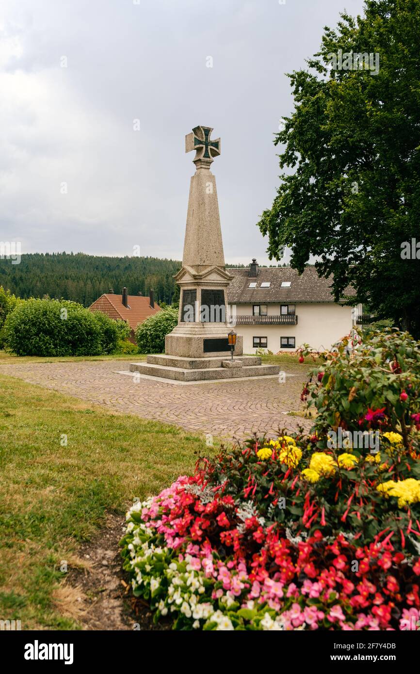 Mémorial en centre-ville de Schluchsee en l'honneur des victimes de la guerre. Hochschwarzwald (Forêt Noire), Bade-Wurtemberg, Allemagne Banque D'Images