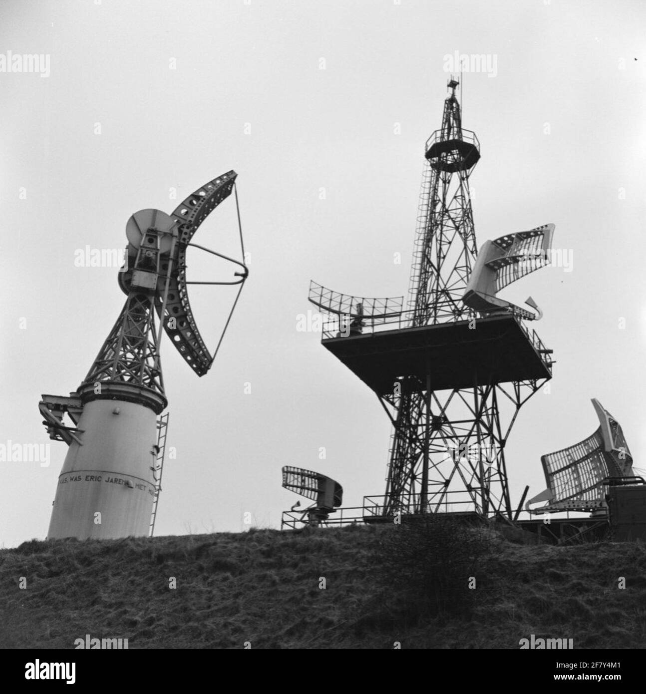 Radapast de l'école d'information de combat de navigation de Den Helder. De gauche à droite : radar d'interception vertical (radar de hauteur d'avion ; bande C ; environ 3 GHz ; environ 10 cm), radar d'avertissement maritime (bande x ; environ 10 GHz ; environ 3 cm), radar d'appel cible (bande C ; 5 GHz ; environ 6 cm), radar d'avertissement aérien cible en ligne (2x) (bande S ; environ 2 GHz ; environ 15 cm). Fait partie de la série d'objets AVDKM 540112 à 540116. Banque D'Images