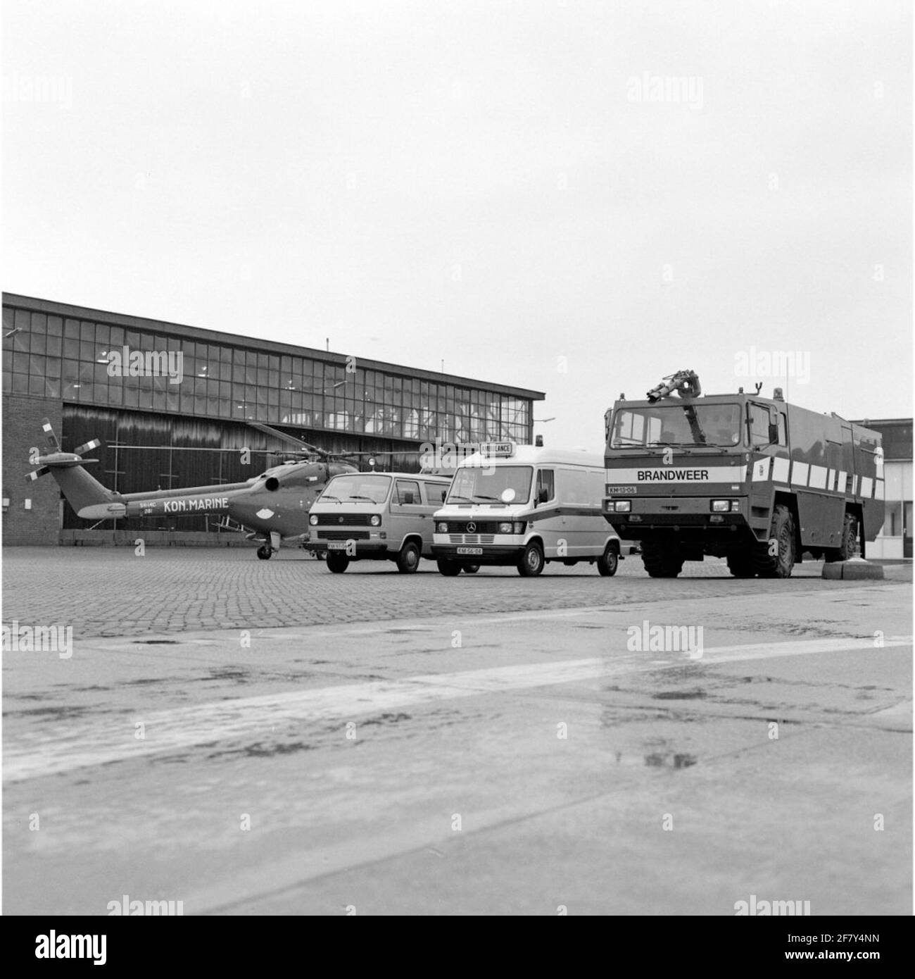 MarineLiegkamp de Kooy. De gauche à droite: Un hélicoptère Westland Lynx (SH-14C) de l'avion quadron 860, un transporteur de contrôle de la circulation aérienne Volkswagen, une ambulance Mercedes, un nouveau pulvérisateur de camion-citerne haute / basse pression du corps des pompiers de Marine (KMB). Banque D'Images