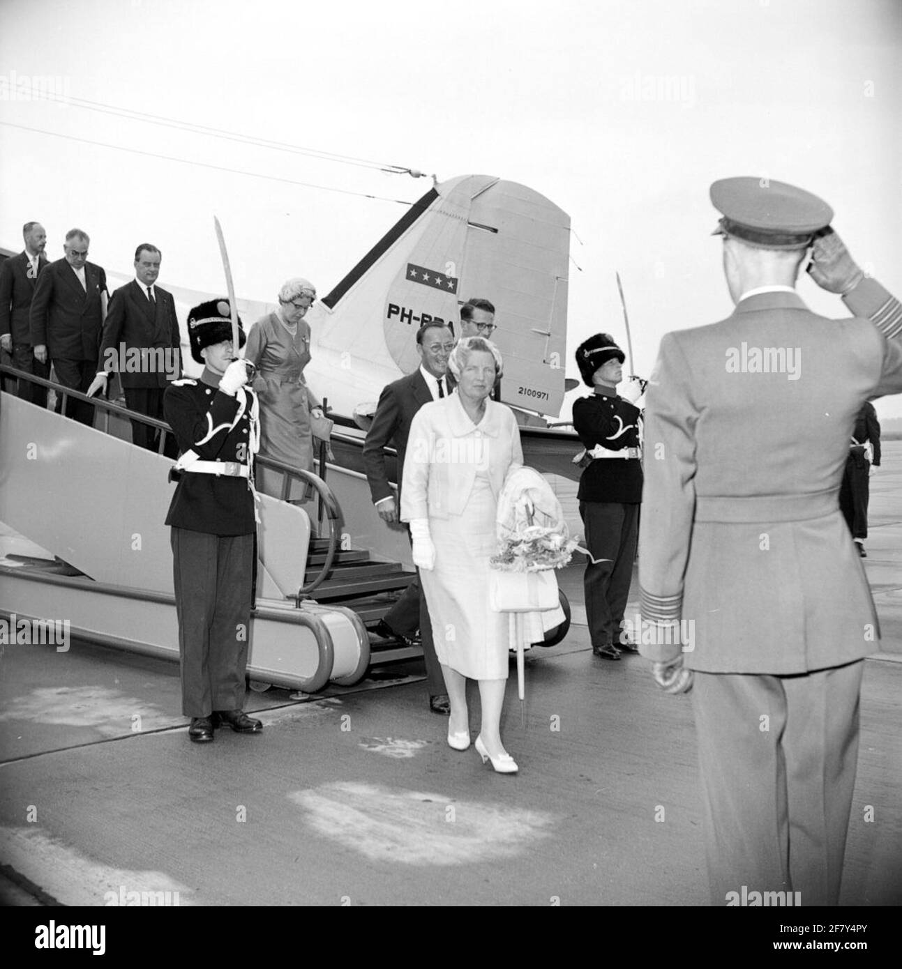Après une visite aux pays-Bas, le roi Baudouin part de la Belgique de la base aérienne d'Ypenburg pour revenir dans son pays avec l'avion du gouvernement néerlandais, le Douglas DC-3 Dakota, pH-PBA. Il est fait par H.M. Koningin Juliana et le prince Bernhard et d'autres dignitaires. 10 juillet 1959. Banque D'Images