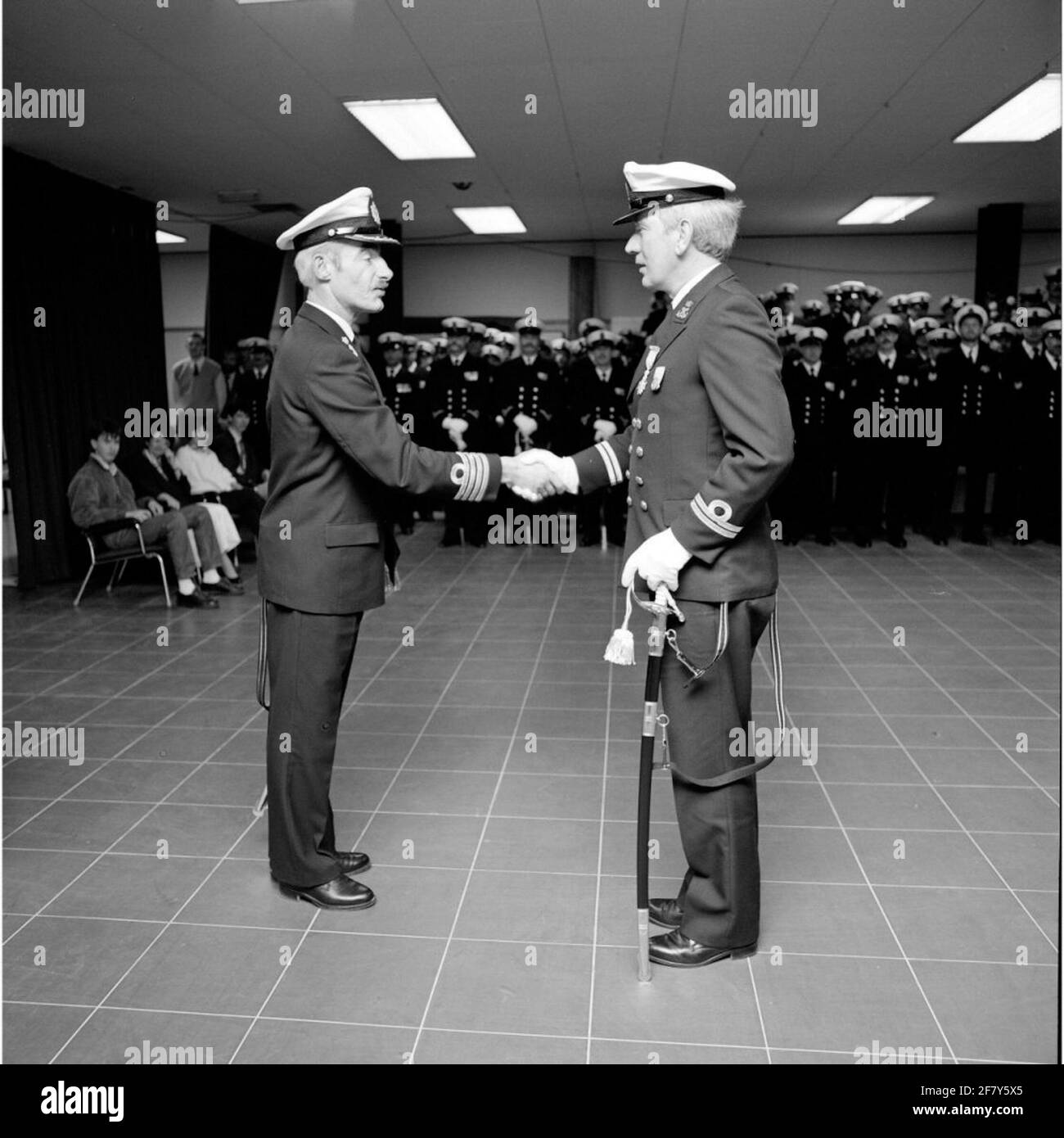 Remise d'un prix royal pendant la Fête de la Reine le 28 avril 1989 par le commandant de l'analyse et des tactiques (Antac, qui fait partie de l'école opérationnelle) Capitaine-Ter-Zee C.D. José (1940-2010, à l'avant gauche). Banque D'Images