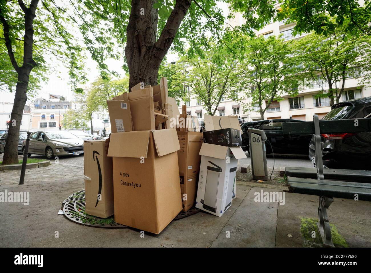 Paris, France. 09e avril 2021. Des boîtes en carton se trouvent sur le  trottoir dans le quartier de Passy, dans le 16ème arrondissement de Paris.  Les déchets encombrants sur le trottoir, les