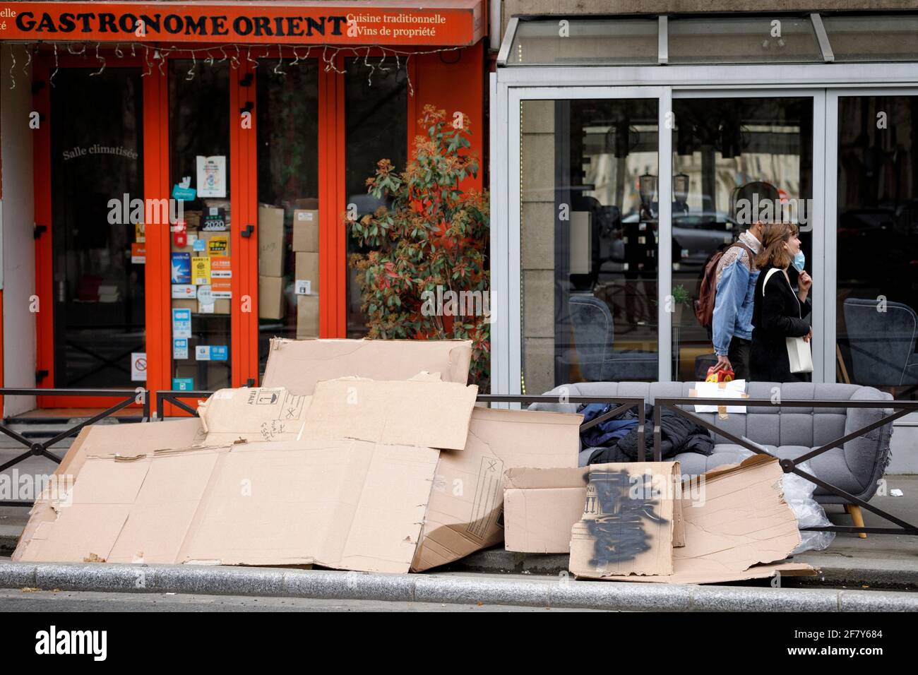 Paris, France. 09e avril 2021. Des boîtes en carton se trouvent à côté d'un  canapé sur une piste cyclable dans le 15ème arrondissement de Paris. Les  déchets encombrants sur le trottoir, les