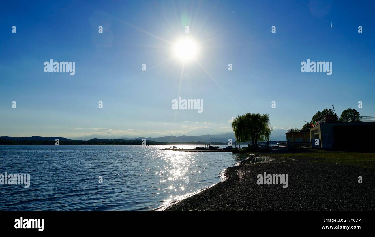 Journée ensoleillée avec soleil sur le lac de Varèse en Italie. Banque D'Images