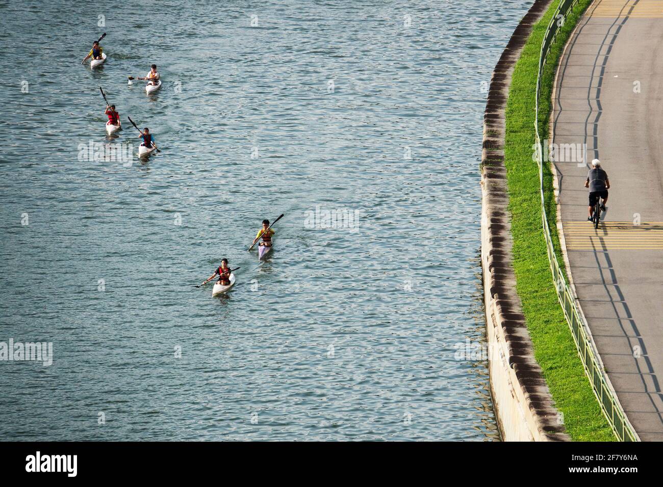Singapour. 10 avril 2021. Les gens passent du temps dans un parc de Singapour, le 10 avril 2021. Crédit: Puis Chih Wey/Xinhua/Alay Live News Banque D'Images