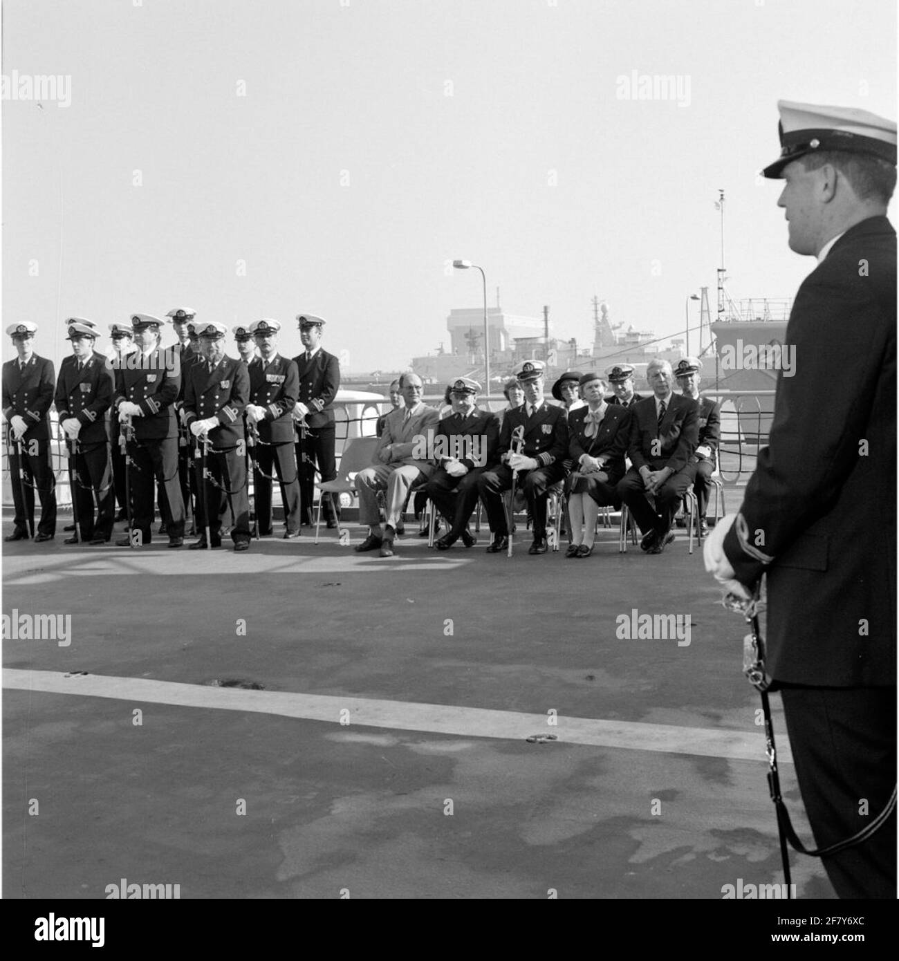 Auditoire du transfert de commandement en mars 1990 de la S-Fregat HR.Mme Jan van Brakel (1983-2001). Le commandant de séparation Capitaine-Lieutenant-Ter-Zee W.J.E. Van Rijn (1946) a lieu pour le nouveau CDT. Kltz p.j.h....m. Spruijt (1947). Les auditeurs assis sont: Kapitein-Ter-Sea, à droite t.l.c. Oomen (1942), deuxième du très ancien ministre de la Défense, M. P.B.R. De Geus (1929-2004), troisième à partir de la droite KTZ J.R. Les jeunes, sixième de la droite KTZ ir. F.J. Schull à Peursum (1945) et huitième de la première classe DS du lieutenant-Ter-Sea. J. Moens (1944). Banque D'Images