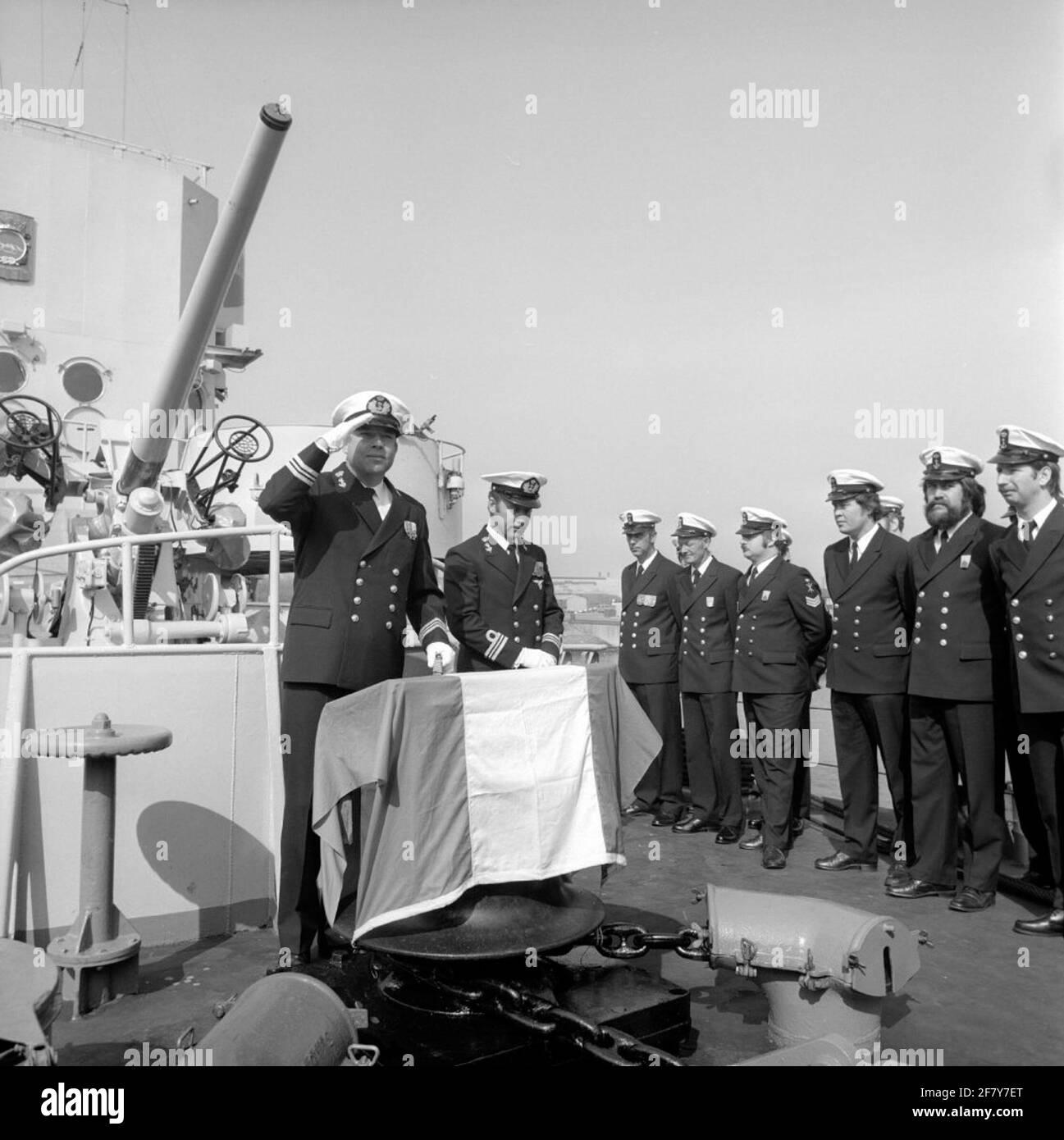 Transfert de commandement A / B de la frégate HR.Mme COV (F 820, EX-US PCE 1606) en mai 1976. Le commandant de séparation Lieutenant-Ter-Mer de ​​the de première classe R.A. Wolff (1936, deuxième à partir de la gauche) a lieu pour LTZ1 H.W.G. Stahl (1934, gauche). Banque D'Images