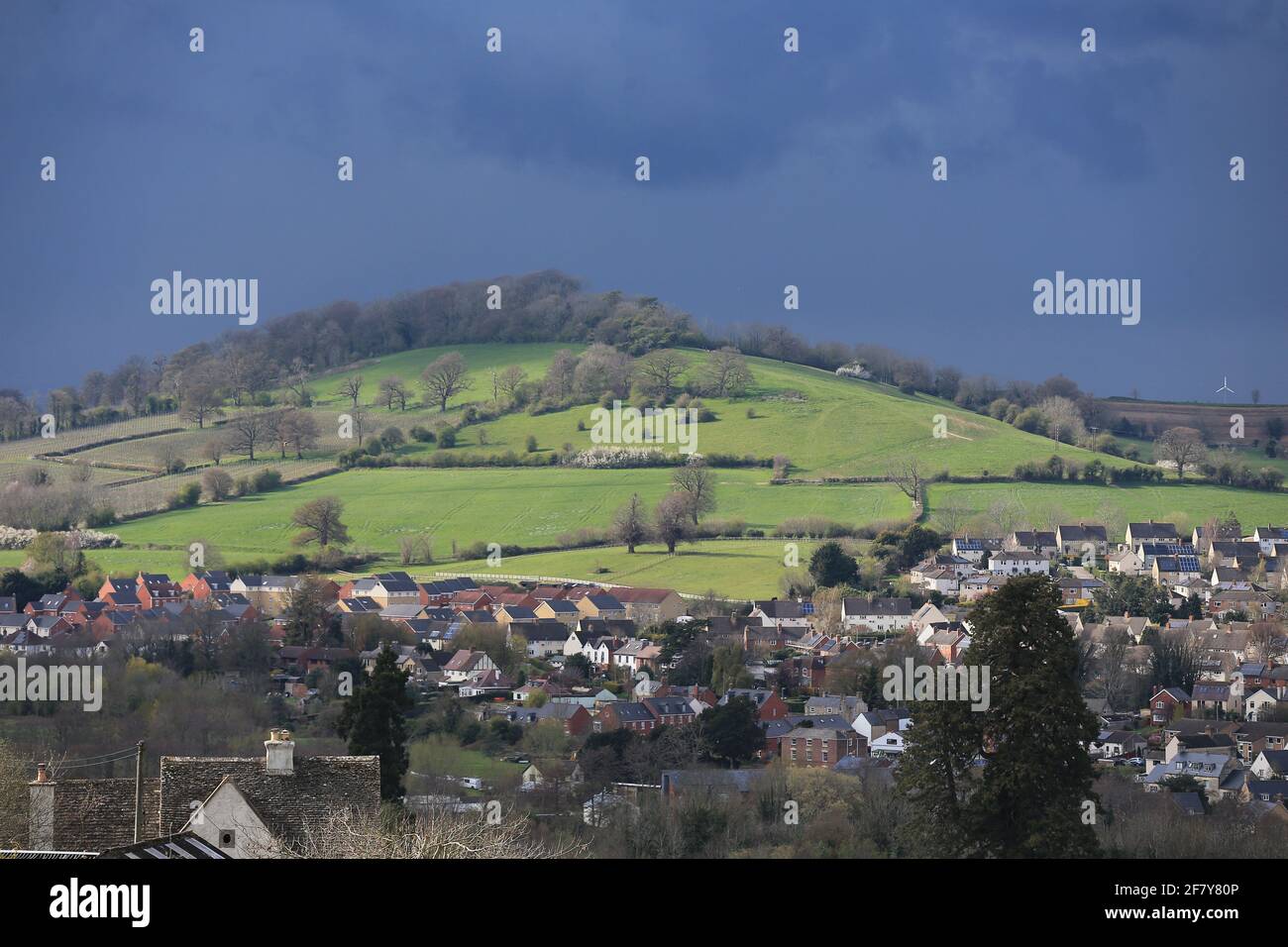 Stroud, Royaume-Uni, 10 avril 2021. Météo Royaume-Uni. De grands nuages de pluie se rassemblent au-dessus de Stonehouse près de Stroud, dans les cinq vallées. Gloucestershire. Banque D'Images