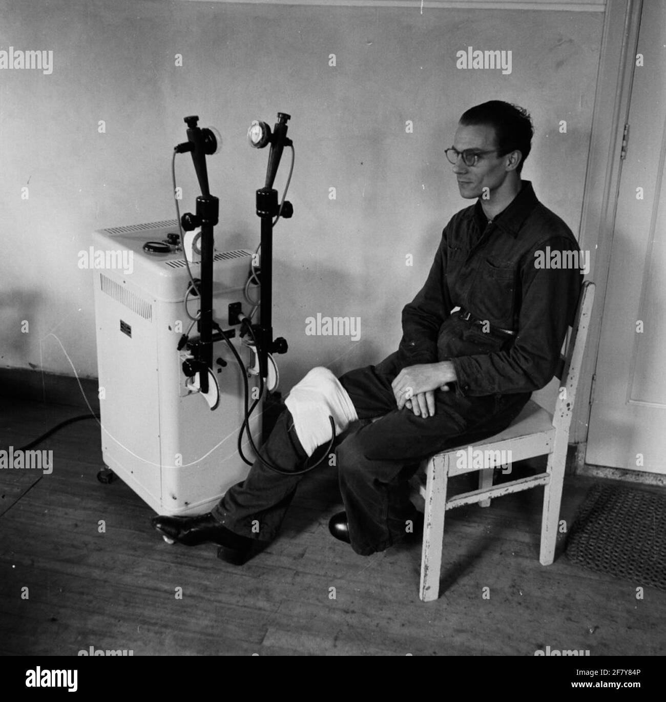 Un soldat de réadaptation reçoit une thérapie avec de l'équipement électrique moderne dans le centre de réparation militaire 'Aardenburg'. Banque D'Images