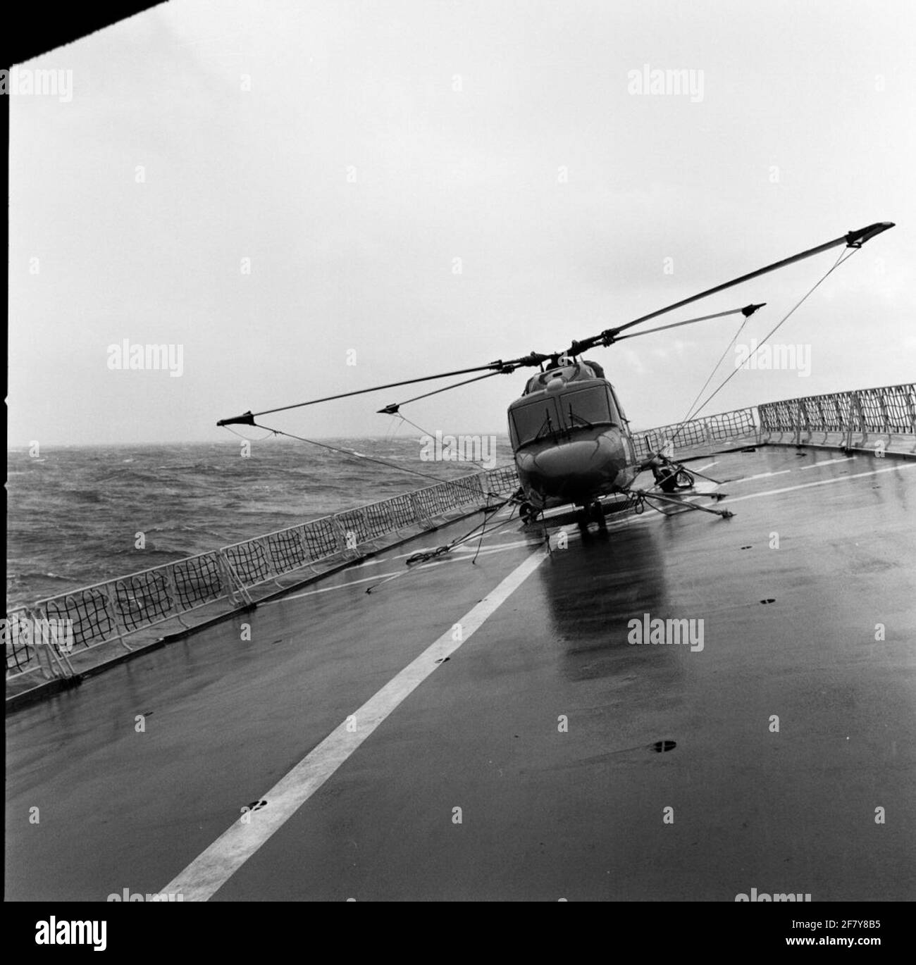 Un équipement de levage Lynx avec lignes de soudure fixé sur le pont de vol de la Fregat HR.MS Abraham Crijnsen à une mer agitée. Banque D'Images