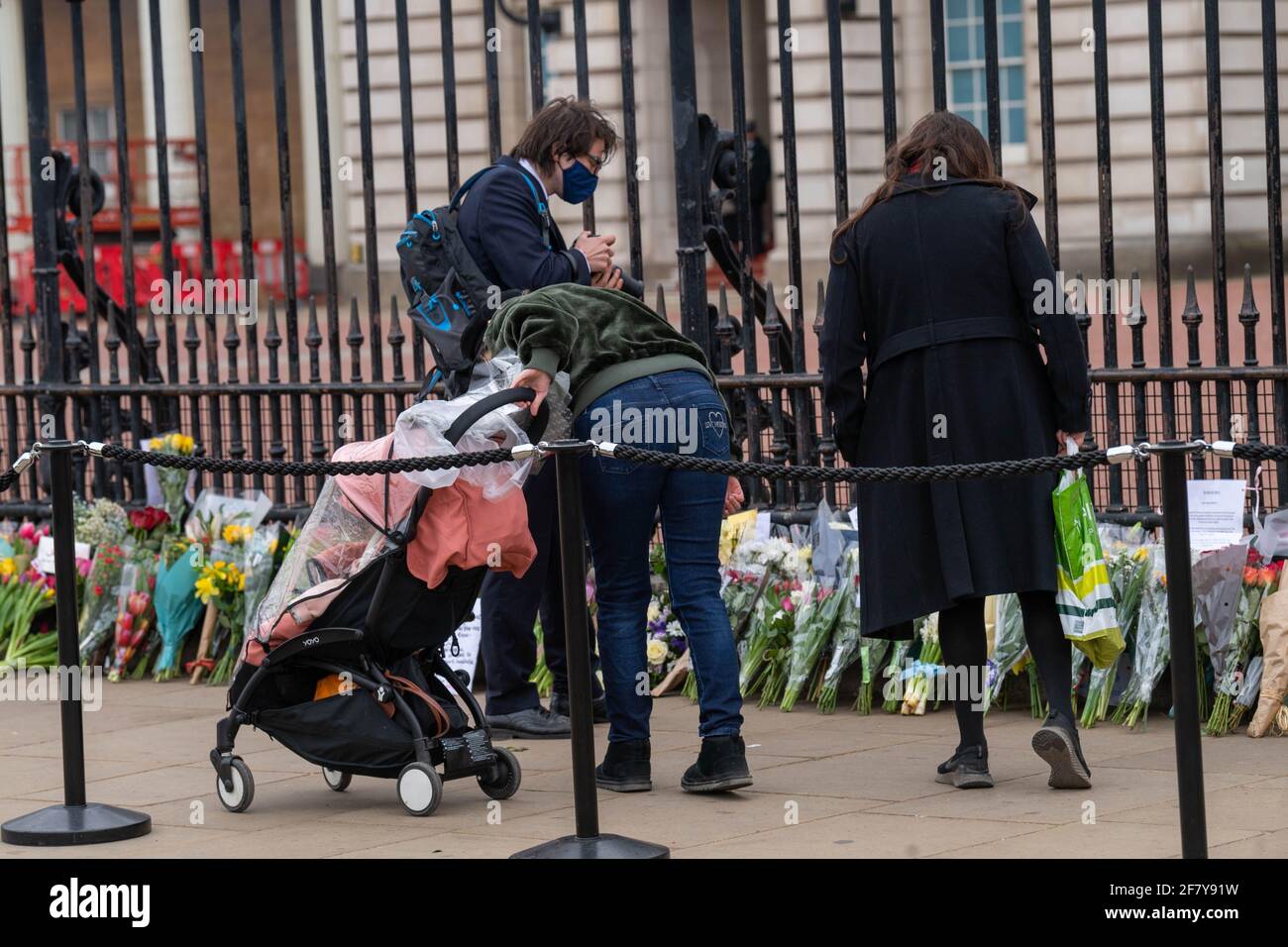 Londres, Royaume-Uni. 10 avril 2021. Des foules se rassemblent devant le palais de Buckingham pour déposer des hommages floraux à la suite de la mort de HRH le prince Philip, duc d'Édimbourg crédit : Ian Davidson/Alay Live News Banque D'Images