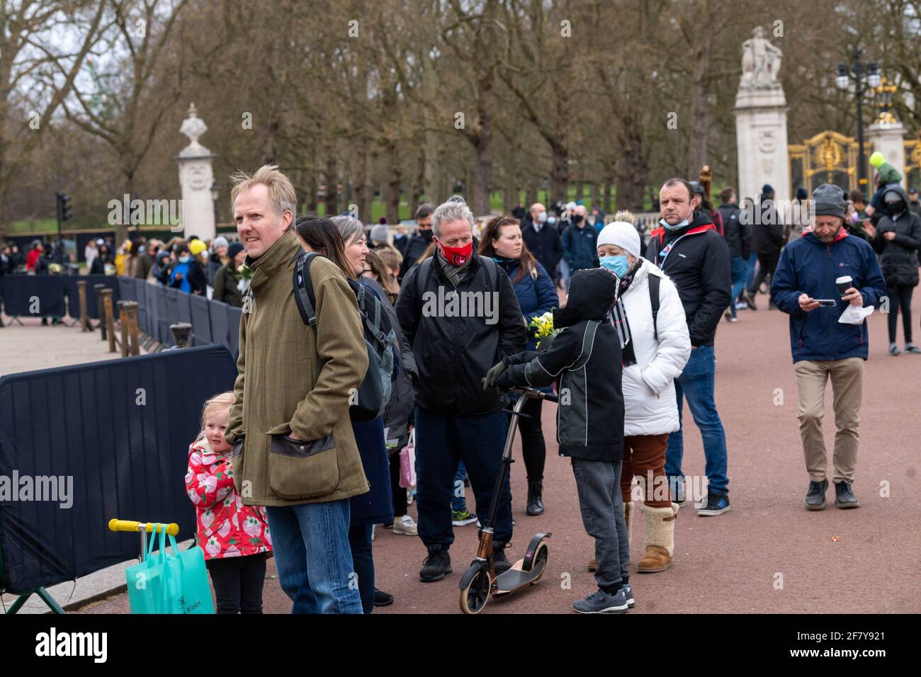 Londres, Royaume-Uni. 10 avril 2021. Des foules se rassemblent devant le palais de Buckingham pour déposer des hommages floraux à la suite de la mort de HRH le prince Philip, duc d'Édimbourg un grand nombre de personnes ont attendu pour rendre des hommages floraux. Crédit : Ian Davidson/Alay Live News Banque D'Images