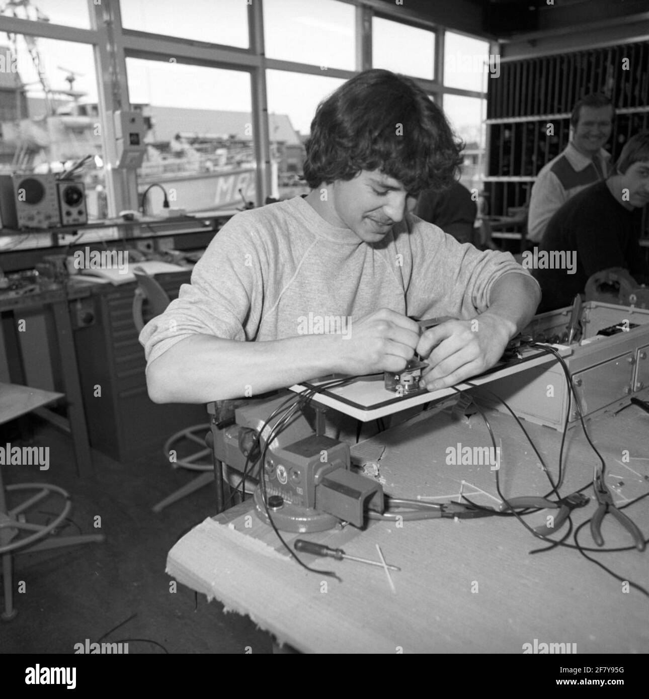 Salle pratique de l'école d'affaires Elektrotechniek van de Rijkswerf (RW) à Den Helder au début des années 1980. Banque D'Images