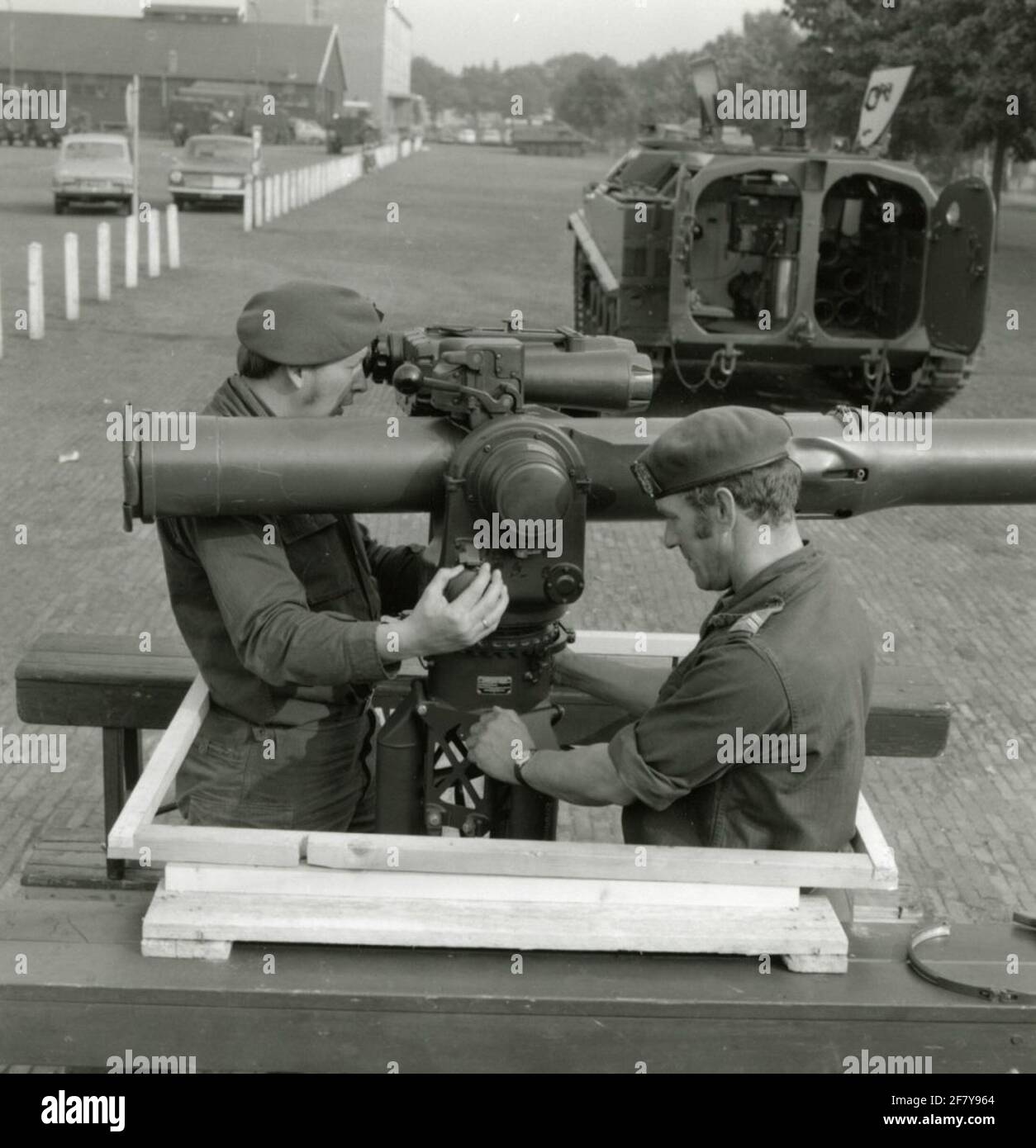 Les instructeurs de l'armée présentent la visière d'une arme antichar de remorquage. L'arme est sur un exercice en bois et a été montée dans les années 1970 dans un véhicule de Ruppet AMX comme AMX-Prat (tuyauterie blindée anti-réservoir). Voir le véhicule avec les volets et les portes ouverts en arrière-plan. Banque D'Images