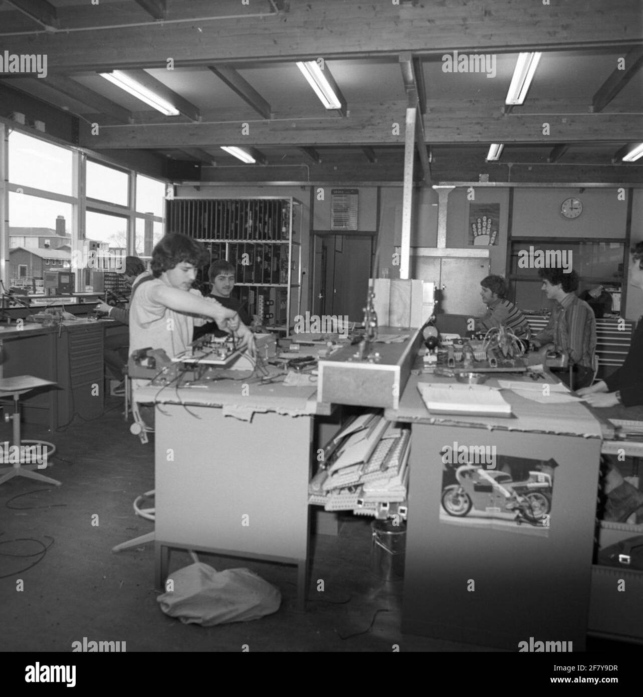 Salle pratique de l'école d'affaires Elektrotechniek van de Rijkswerf (RW) à Den Helder au début des années 1980. Banque D'Images