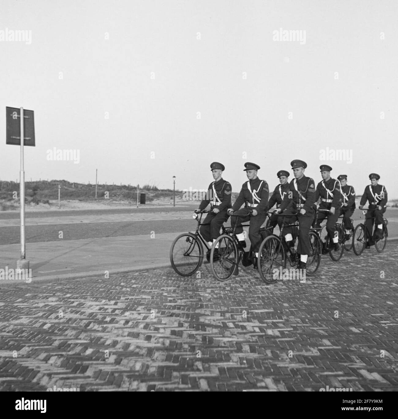 Marechaussee fait du vélo sur la plage de la mer du Nord. Les bicyclettes sont la marque simplex acheté par l'empire à l'époque. Banque D'Images