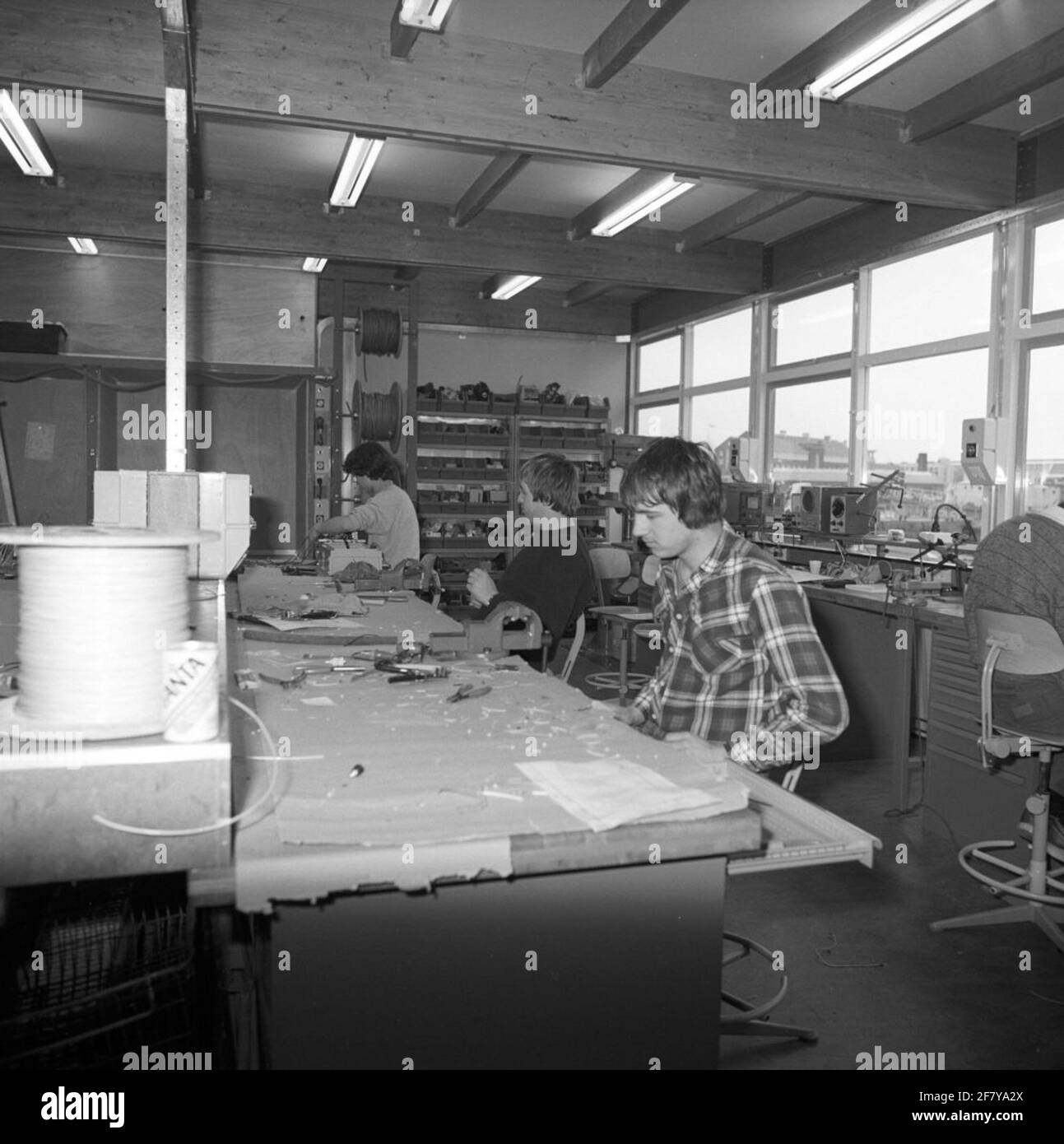 Salle pratique de l'école d'affaires Elektrotechniek van de Rijkswerf (RW) à Den Helder au début des années 1980. Banque D'Images