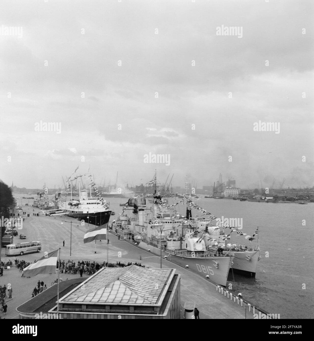 Le port de Rotterdam en mars 1958 avec la chasse royale britannique HMY Britannia (1954-1997, tronc noir) avec le bonbon le sous-marin harr. RH.Mme Overijssel (D 815) avec le contrôle sous-marin britannique Fregat HMS Paladin (F 169, 1941-1962). Banque D'Images