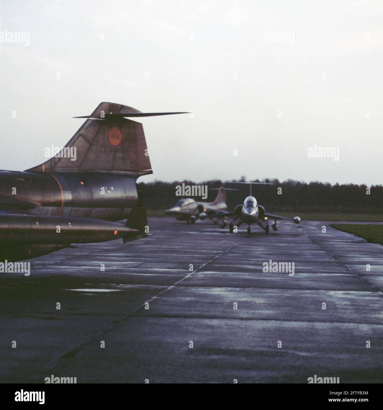 Le 21 novembre 1984, le tissu tombe pour le Lockheed F104G Starfighter de la Royal Netherlands Air Force. Le déclassement officiel a lieu à la base aérienne de Volkel. Sur la photo trois des cinq derniers appareils juste avant le départ pour le vol d'adieu. Banque D'Images