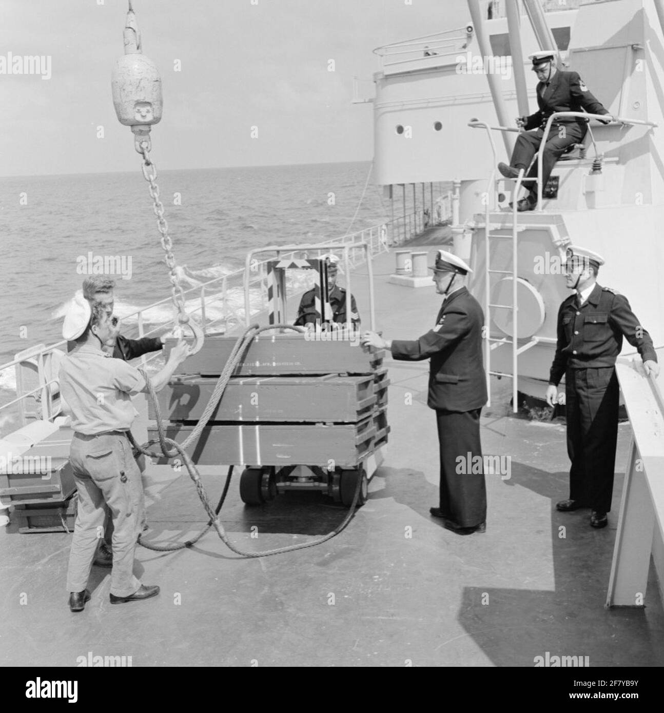 Lors de la deuxième preuve de l'étoile de piscine (A 835), le nouveau navire d'approvisionnement pour la Royal Navy, il est encore une fois testé si tout fonctionne correctement et si les changements effectués sont maintenant également conformes à toutes les exigences. La collaboration entre l'opérateur de grue: Un skipper (SPR) et le conducteur de chariot élévateur: Un sergent (SGT) [ou Bootswain BTSM)] est testée sous l'œil attentif, entre autres choses, d'un sergent directeur d'entrepôt principal (SMJRMB). Banque D'Images