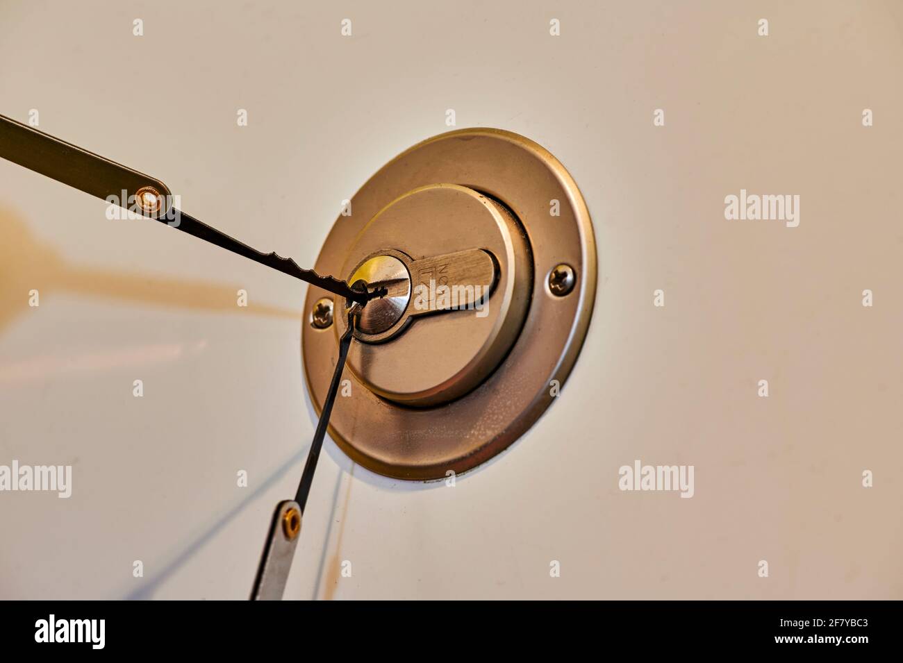 Berlin, Allemagne - 10 avril 2021 : photo de l'ouverture d'une serrure de porte avec des verrous. Banque D'Images