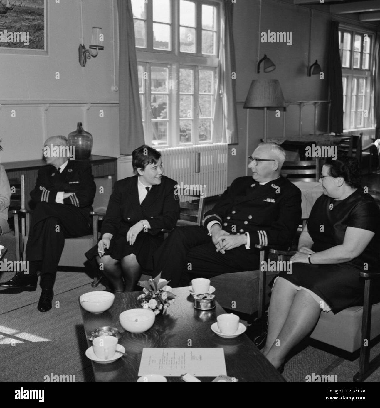 La fête des parents au Marva Centre d'Amsterdam qui est situé sur le terrain de la Marinekazerne Amsterdam (MKAD). Un Marva-Cook de la 3ème classe (Marvakok 3) [mvakok 3] en conversation avec l'un des spirituals de la flotte: Un mugdenier de fleur (flamme); à gauche est un pasteur de la flotte (arc). Les spirales de la flotte sont reconnaissables par les galons sans boucle et les croix chrétiennes avec chêne lent sur le col .. Les spirales en fleurs sont reconnaissables par les gallons sans boucle et les croix chrétiennes avec chêne lent sur le col. Banque D'Images